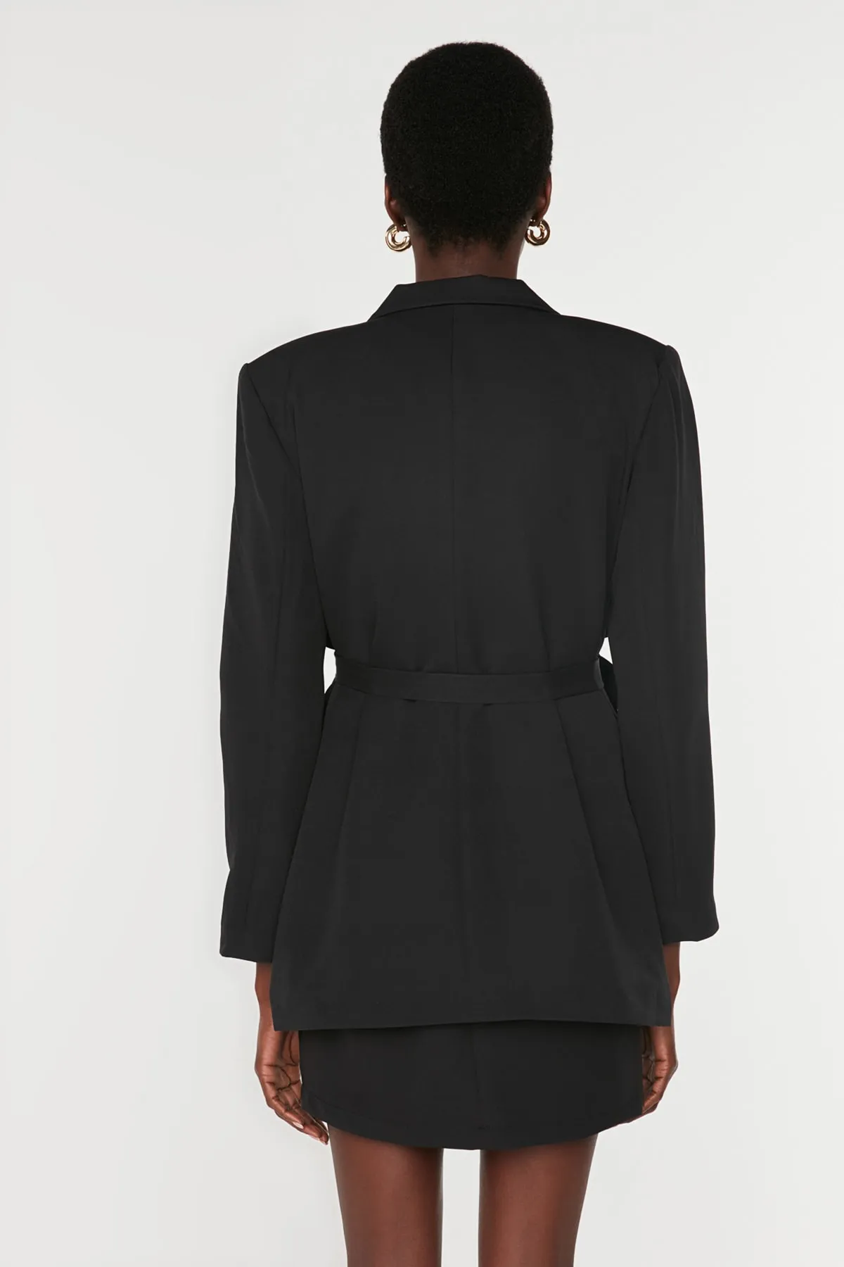 Trendyol Collection  Schwarzer gewebter Blazer mit normalem Futter und zweireihigem Verschluss, mit Gürtel TWOAW21CE0320