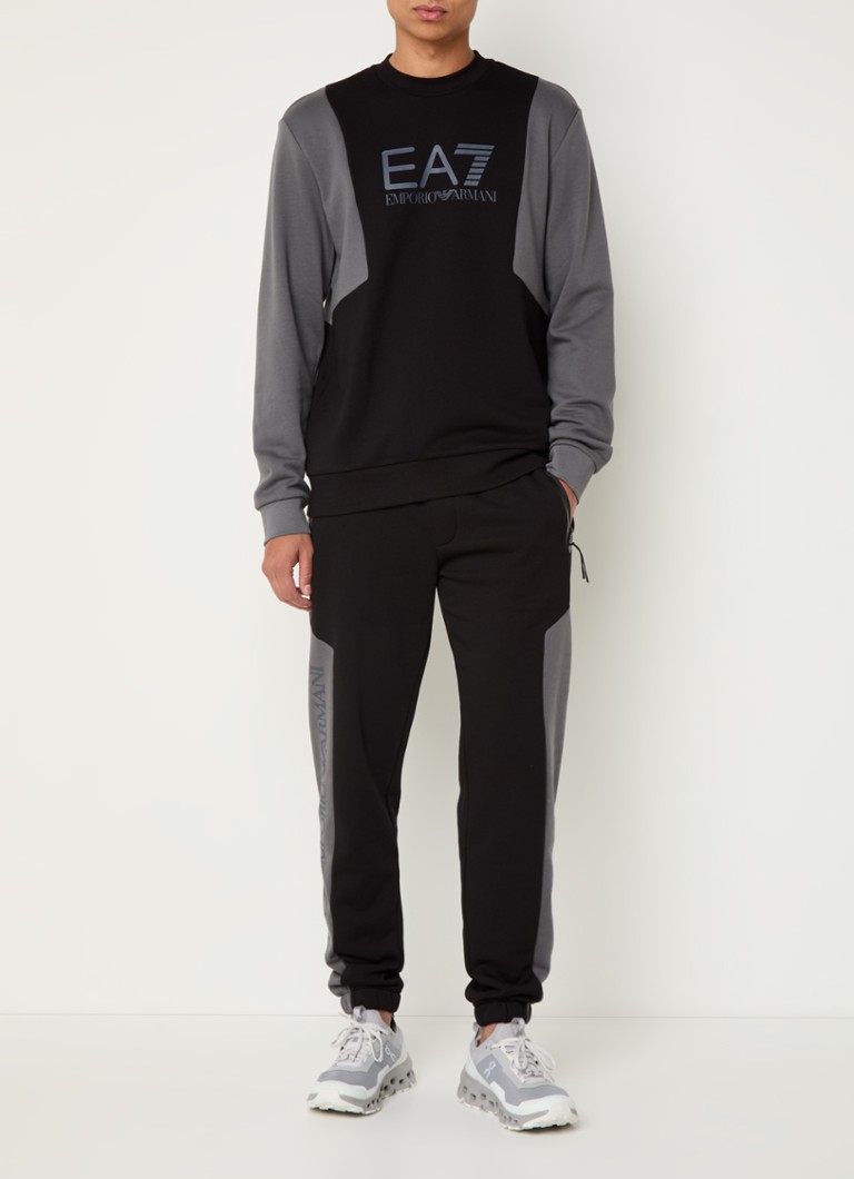 Pantaloni de trening slim fit de la Emporio Armani, cu logo și buzunare cu fermoar.