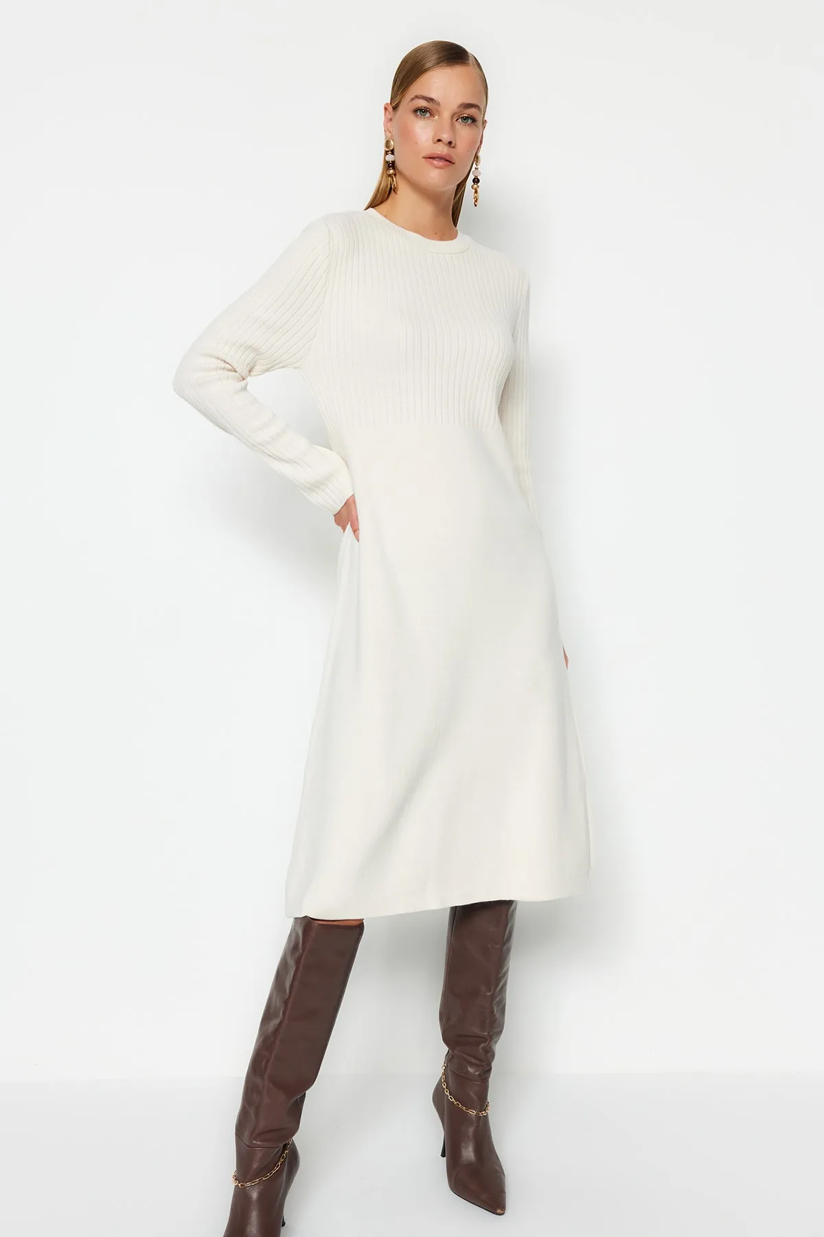 Trendyol Collection  Ecru Wide Fit Midi-Strickpullover mit hohem Kragen und Anzug TWOAW24EL00012