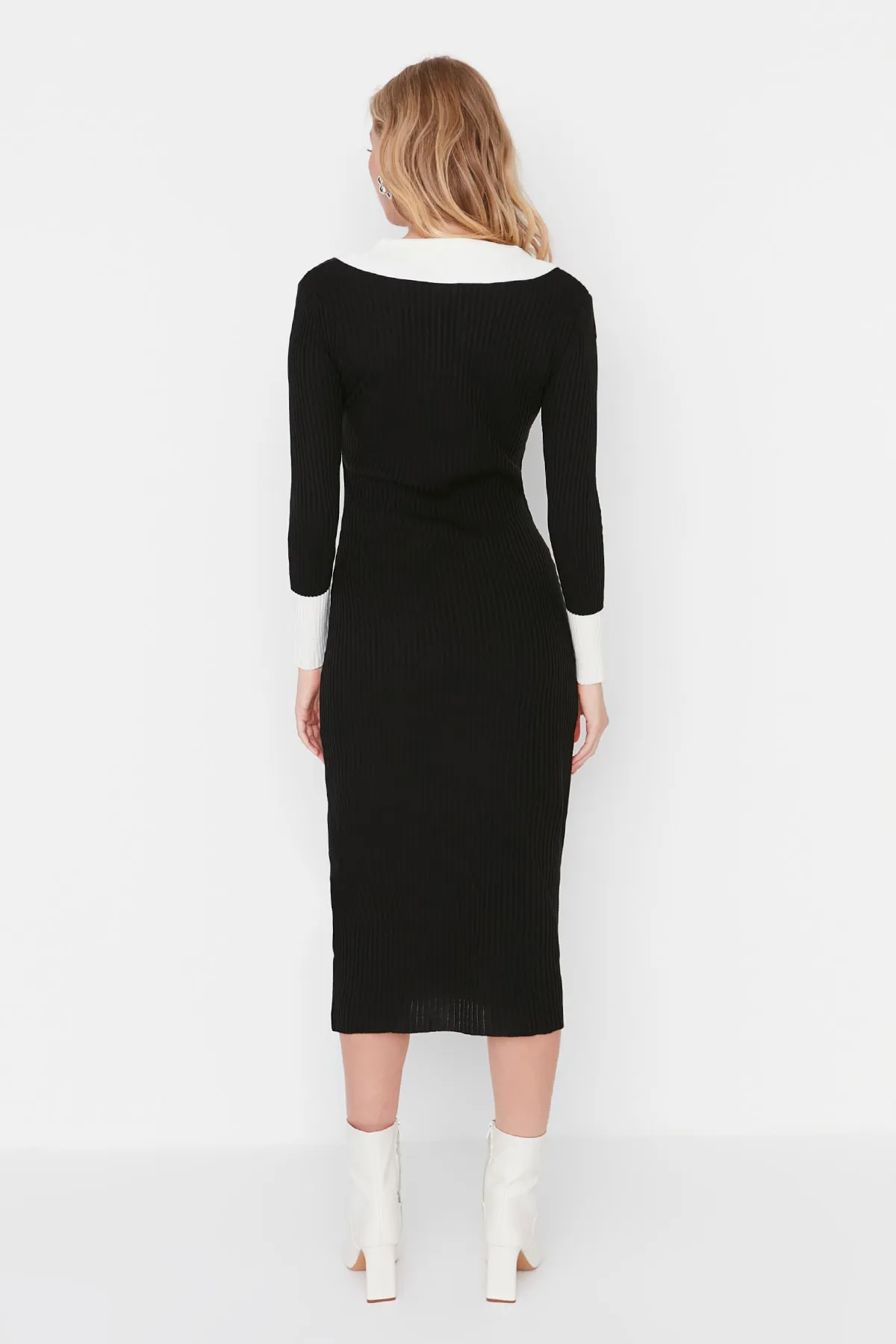 Trendyol Collection  Schwarzes Midi-Strickkleid mit Farbblockmuster TWOAW23EL00024