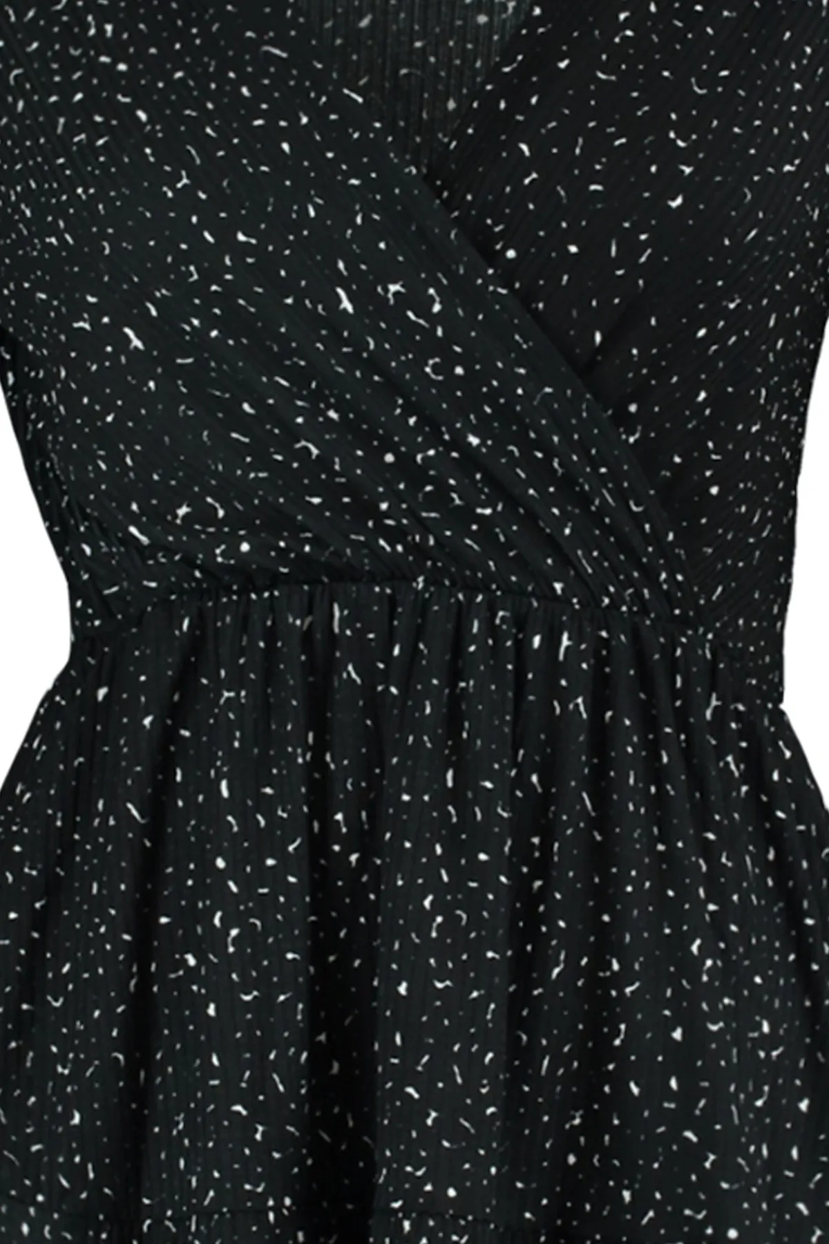 Trendyol Curve  Schwarzes Mini-Strickkleid in A-Linie mit Punkten TBBAW23AH00003