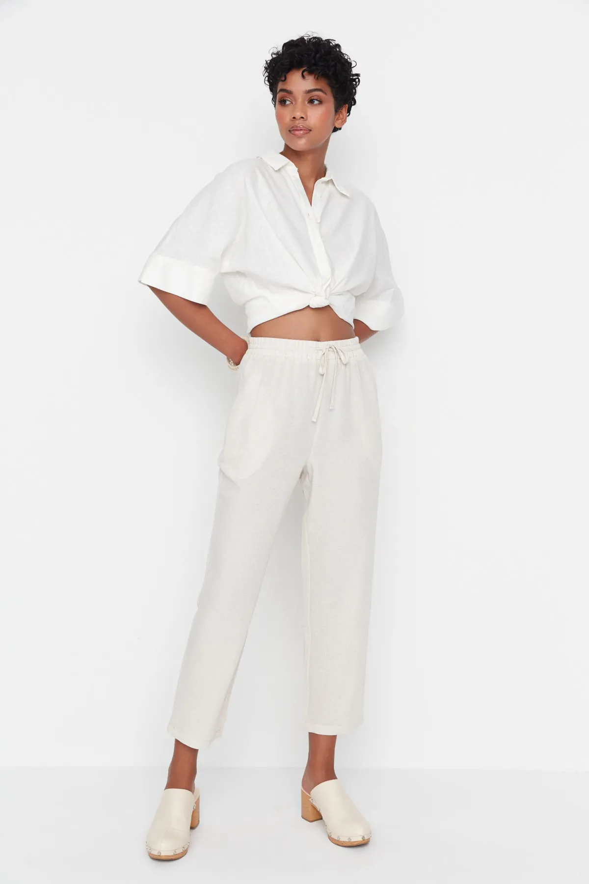 Trendyol Collection  Beigefarbene Webhose mit Bindedetail TWOSS22PL00077