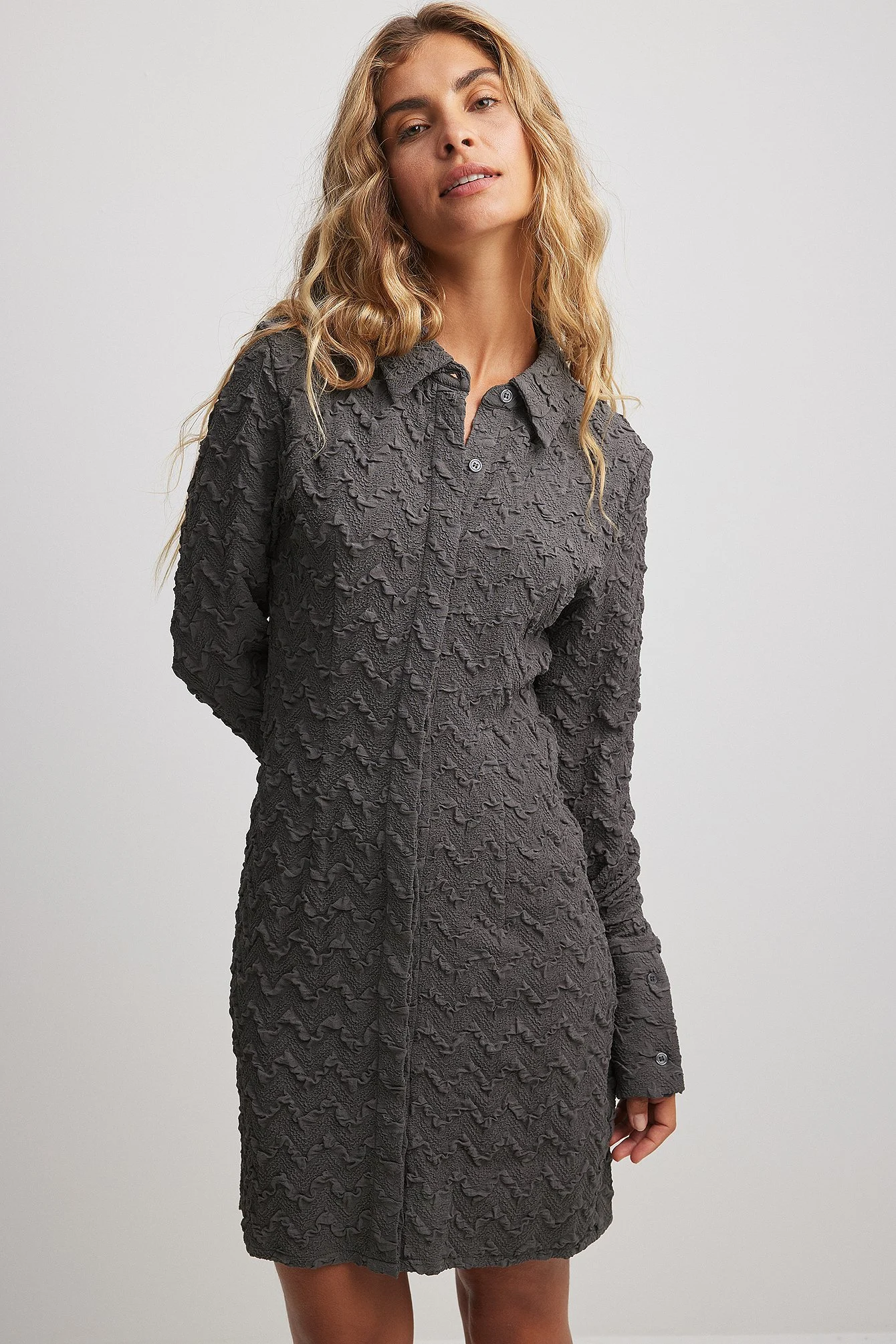 Strukturiertes Mini- Hemdblusenkleid mit langen Ärmeln