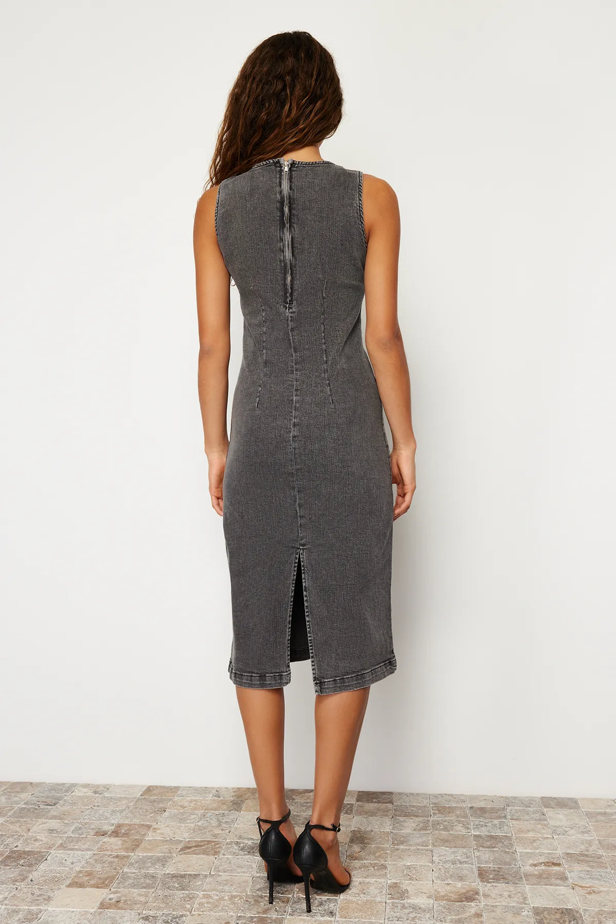 Trendyol Collection  Anthrazitfarbenes, tailliertes Maxi-Jeanskleid TWOSS24EL00383