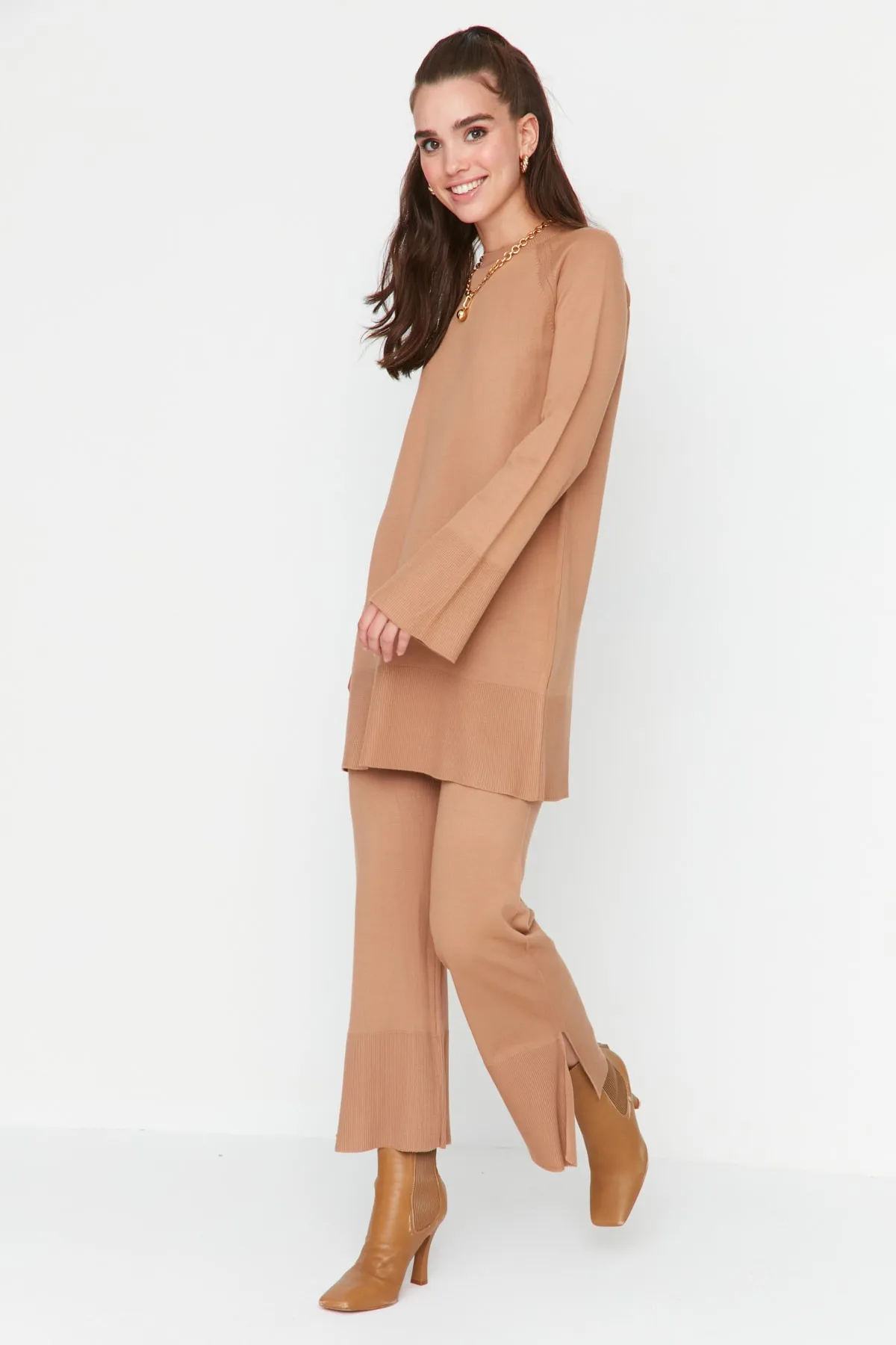 Trendyol Modest  Kamelfarbenes Strickset aus Pullover und Hose mit Schlitzdetail TCTAW23US00045