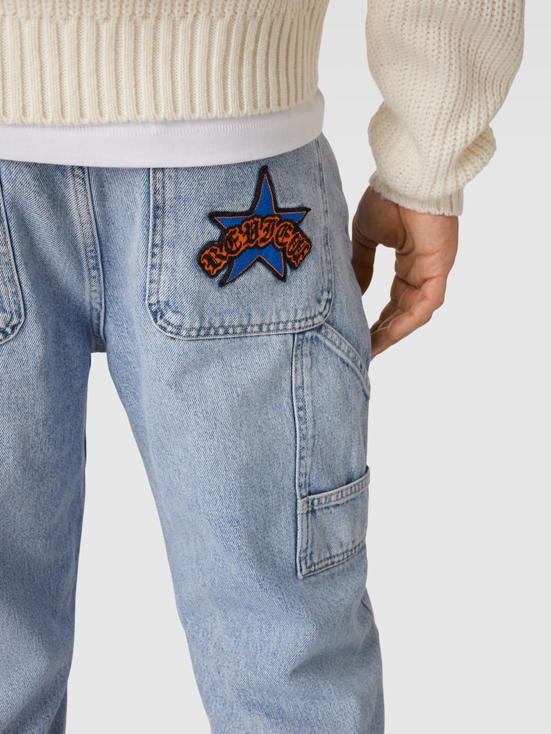 Jeans in lockerem Schnitt mit Knopf- und Reißverschluss in hellblau