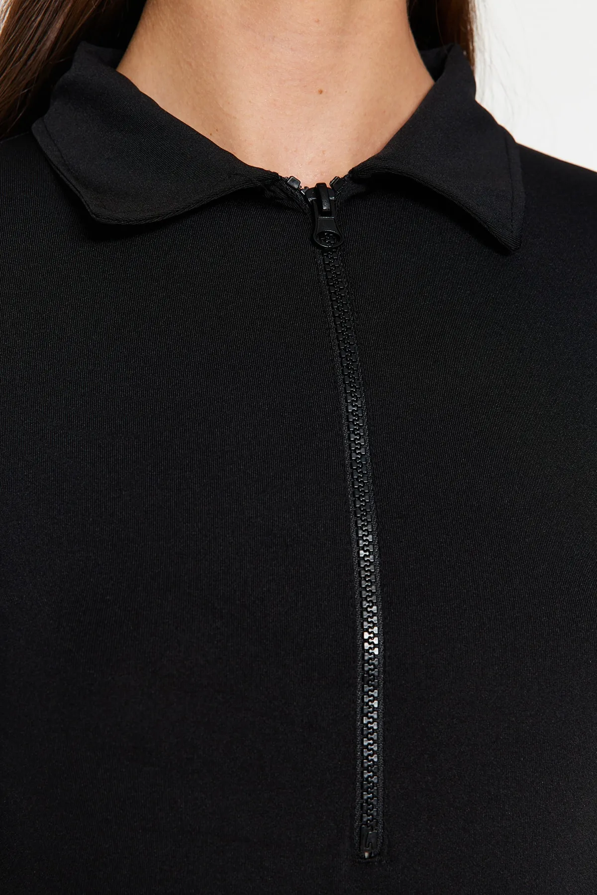 Trendyol Collection  Schwarzer Stretch-Strickbody mit Reißverschlusskragen, Druckknopfverschluss TWOAW24BD00005