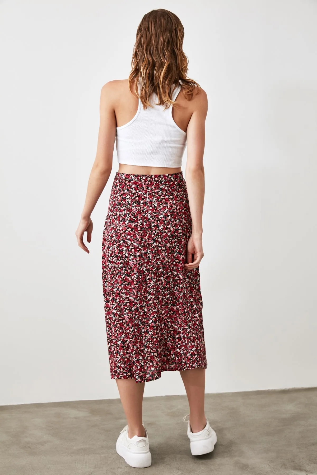 Trendyol Collection  Mehrfarbiger Midirock aus Viskosestoff mit Schlitzdetail und Blumenmuster TWOSS20ET0230