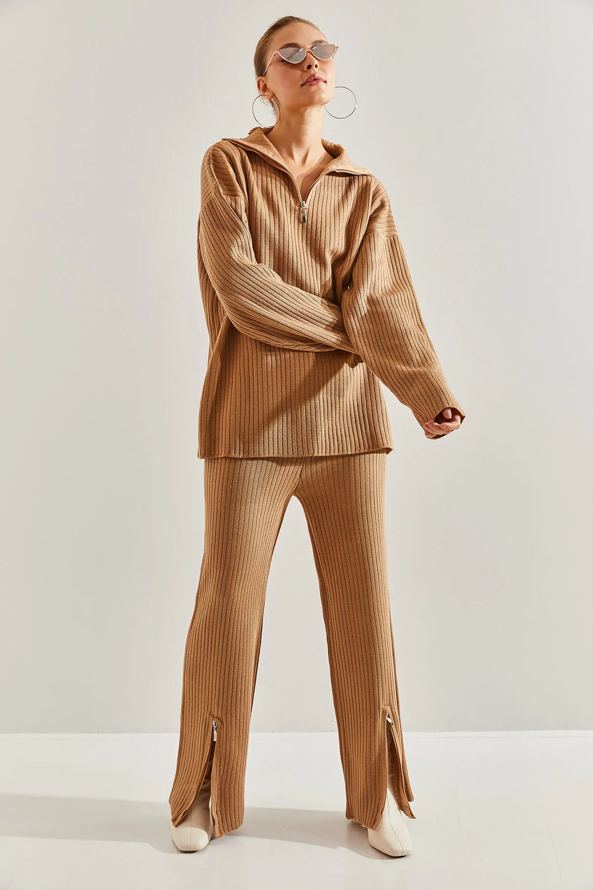 Bianco Lucci  Set aus Strickunterteil und Oberteil für Damen mit Beinen und Kragen mit Reißverschluss