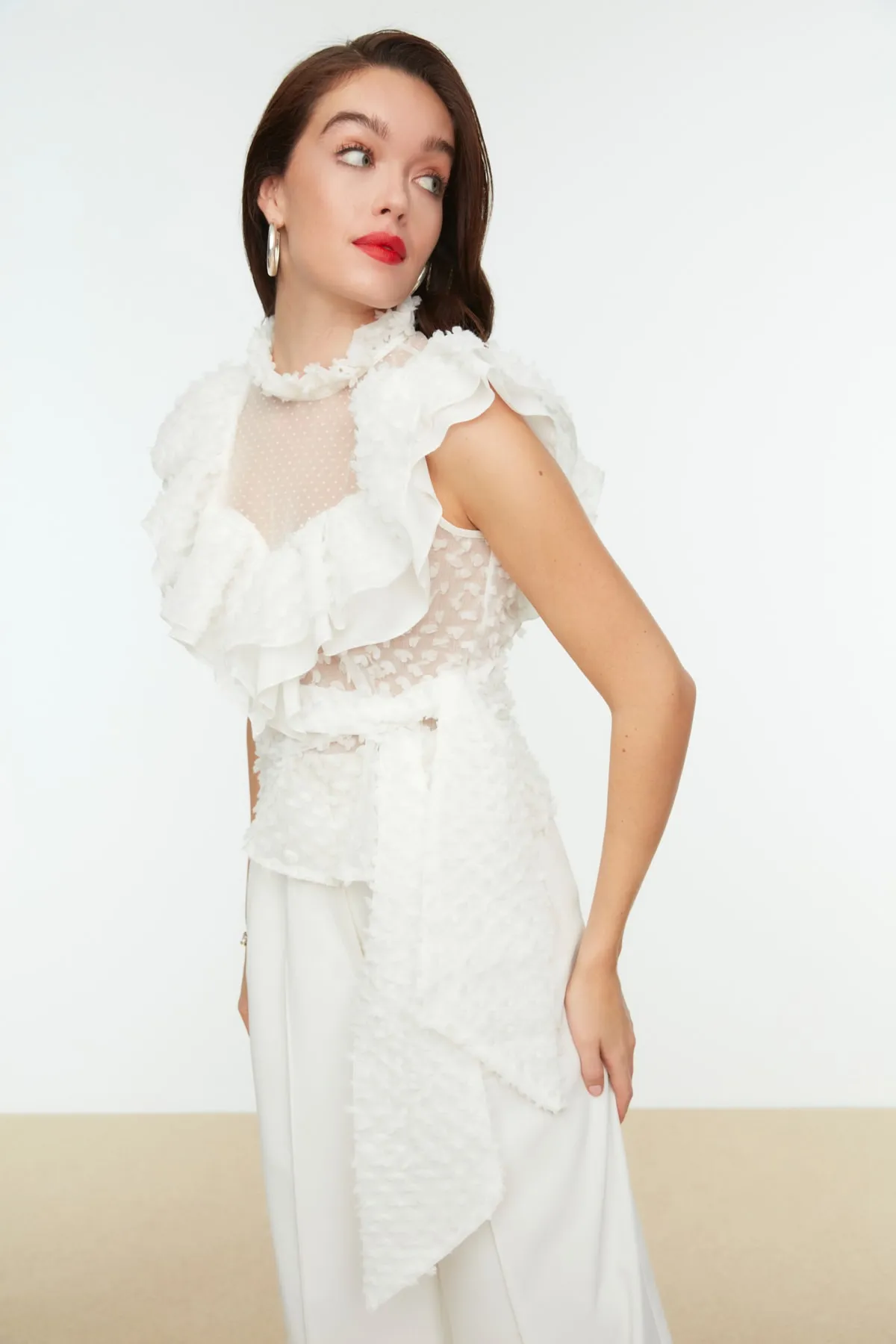 Trendyol Collection  Ecrufarbene Volantbluse mit Krawatte und detailliertem Volant TPRSS20BZ0774