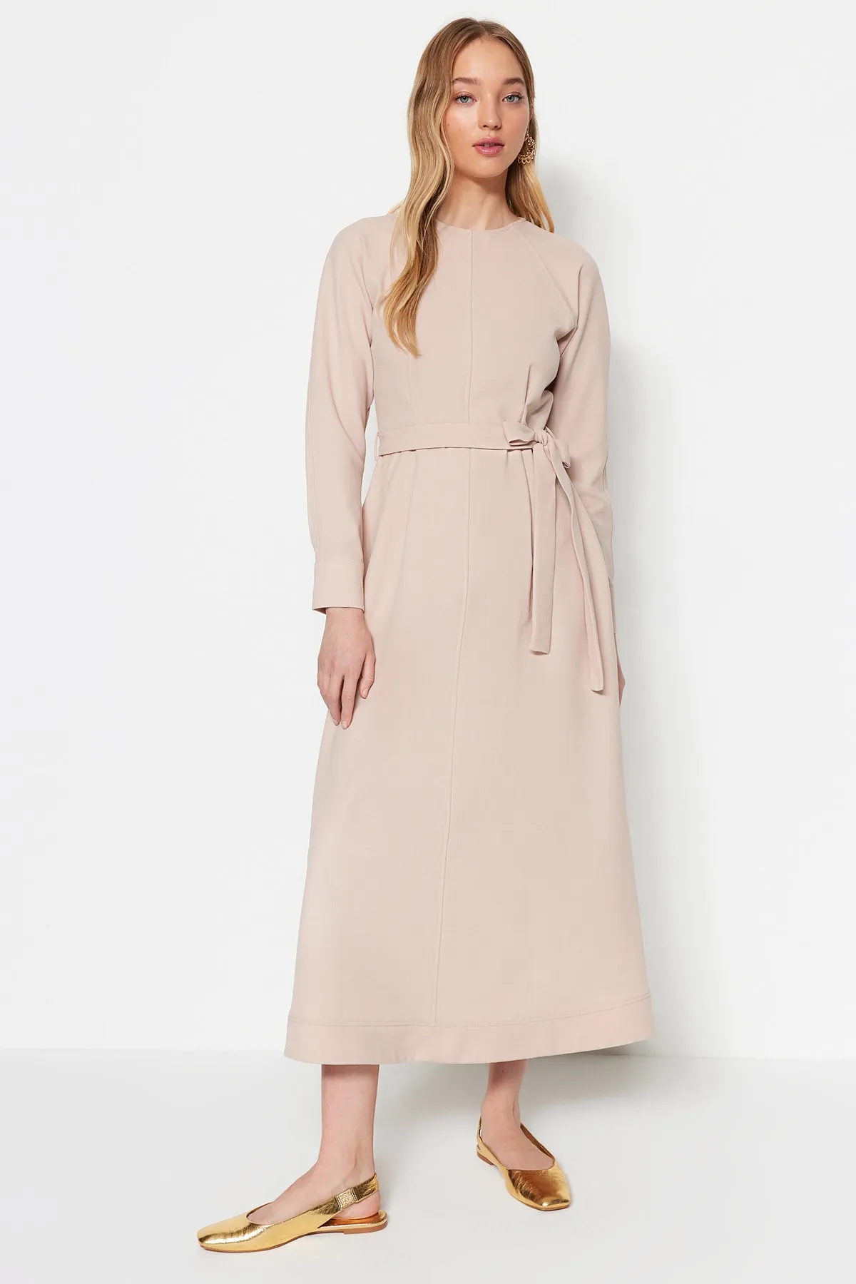 Trendyol Modest  Hellbeige gewebtes Kleid mit Gürtel und Ziernähten TCTSS23EB00144