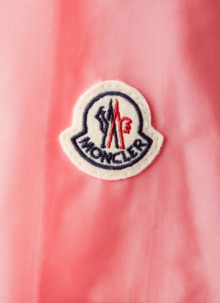 Jachetă Moncler Alose, rezistentă la vânt, cu logo și glugă pliabilă.