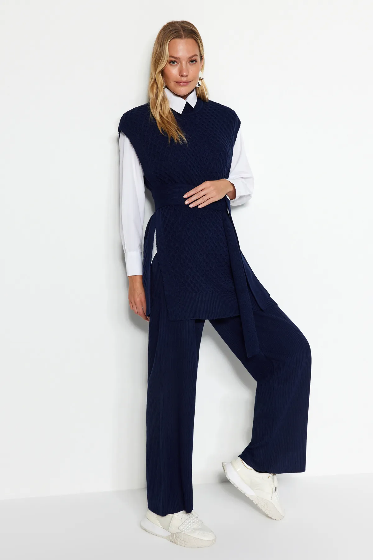 Trendyol Modest  Marineblaues Strickpullover-Hosen-Set mit Gürtel aus Messing, Strickoberteil und -unterteil TCTAW24US00045