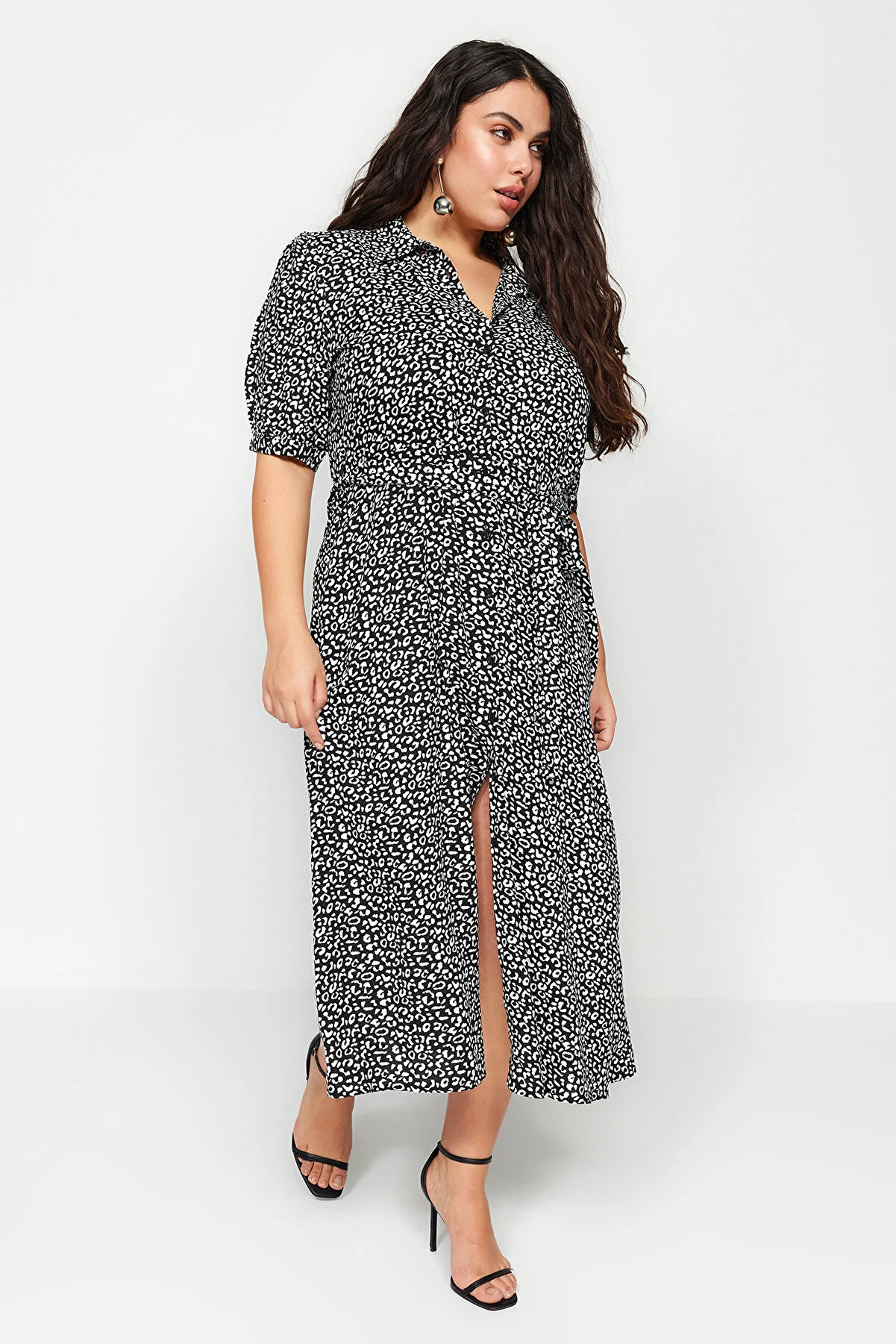 Trendyol Curve  Schwarzes, gemustertes, gewebtes Hemdblusenkleid mit Knöpfen vorne TBBSS22EL1607