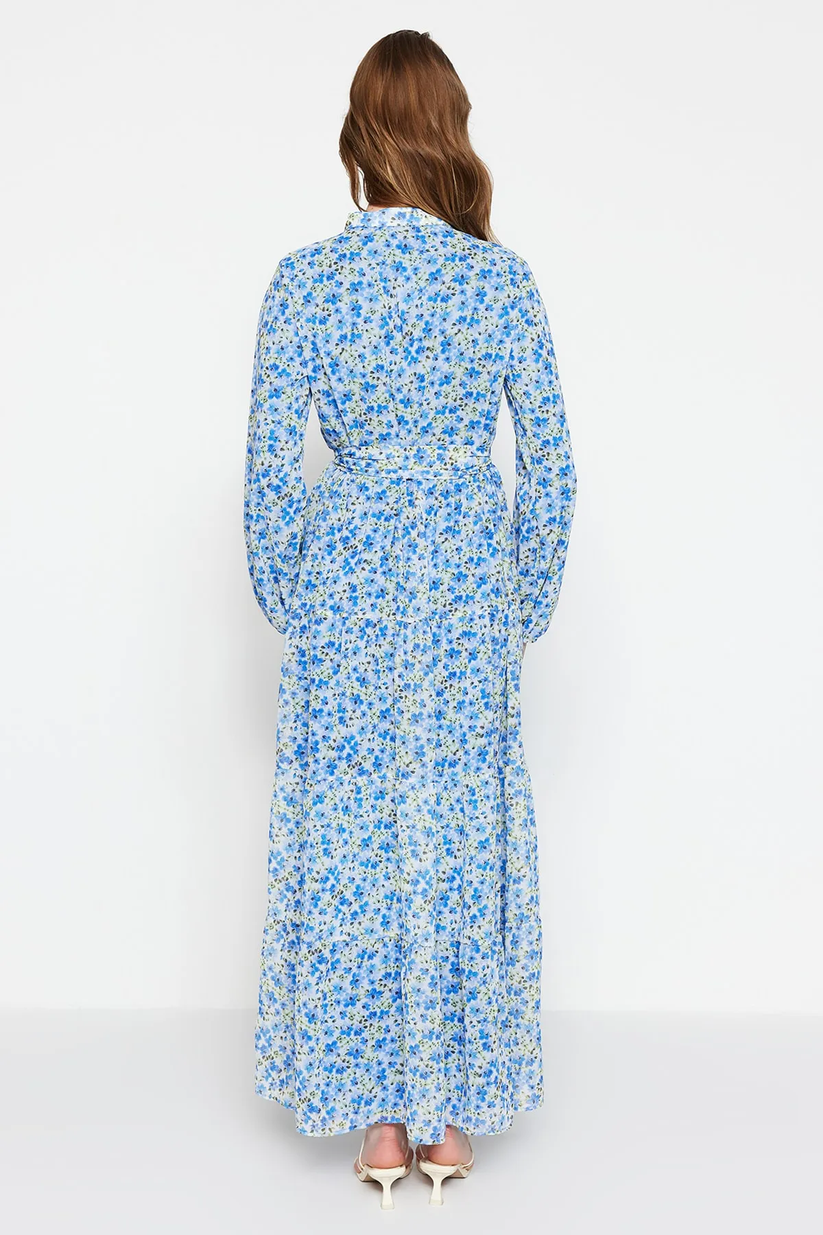 Trendyol Modest  Hellblaues Kleid aus gewebtem Chiffon mit Blumenmuster, Gürtel, Stehkragen und Futter TCTSS21EL3346