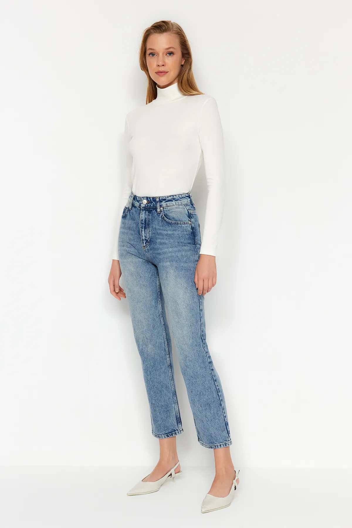 Trendyol Collection  Dunkelblaue gerade Jeans mit hoher Taille TWOAW24JE00082