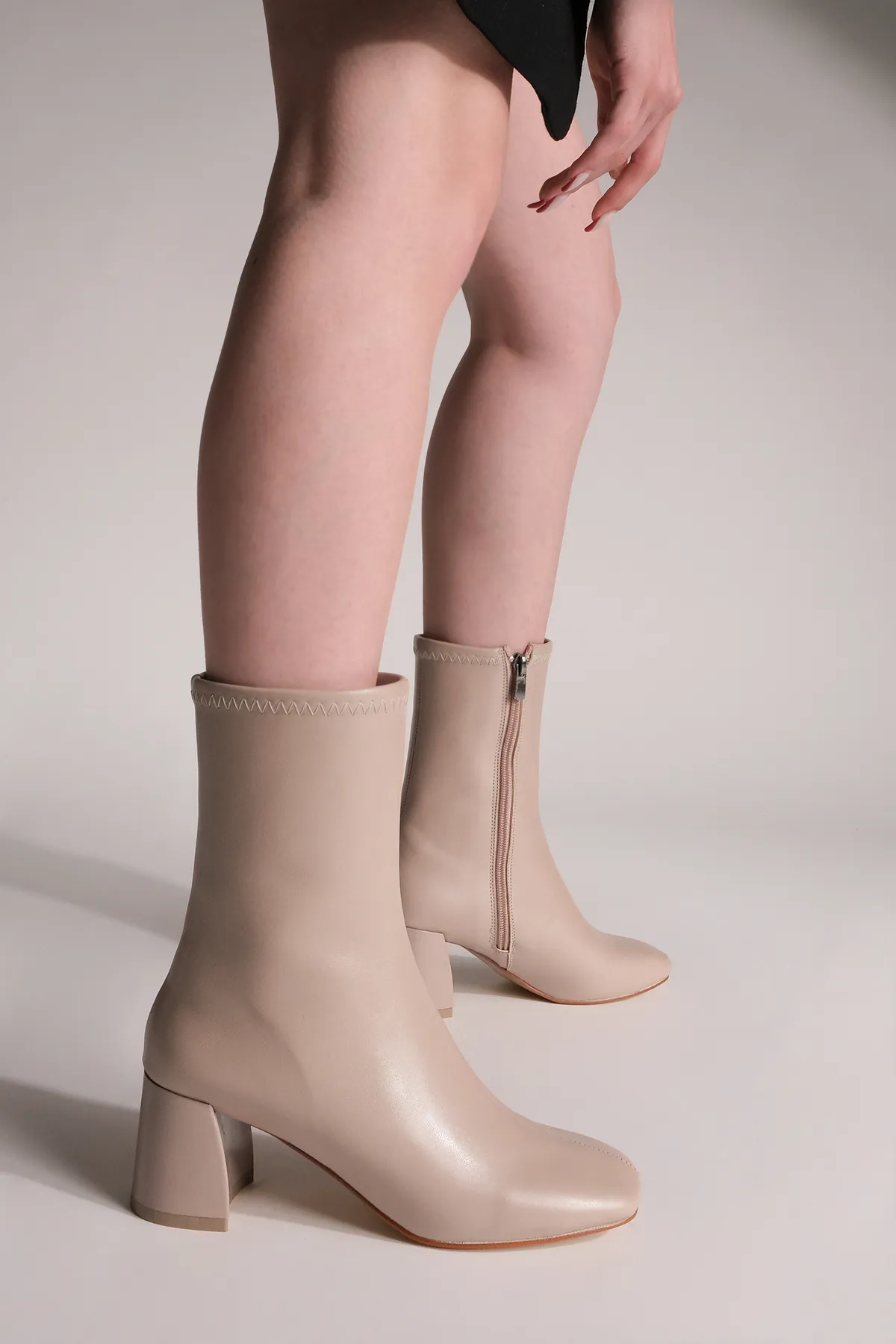 Marjin  Damenstiefel mit Absatz Blunt Toe Reißverschluss Nonas Beige