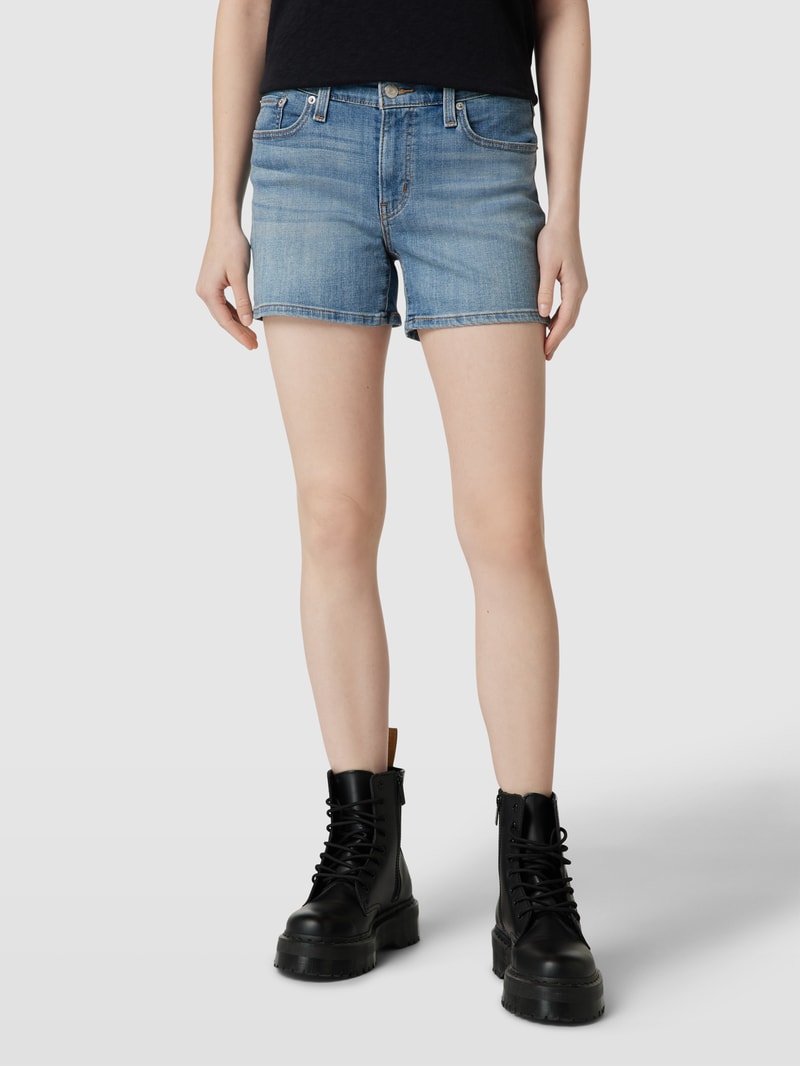 Jeansshorts mit Label-Patch in blau