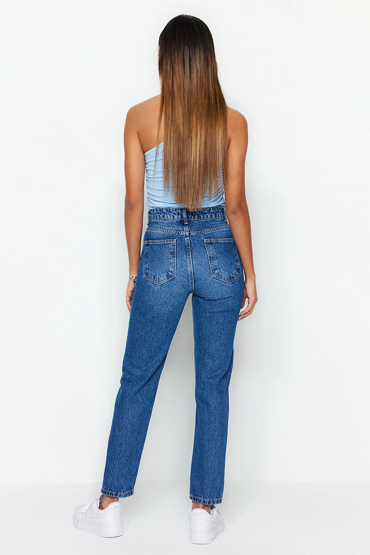 Trendyol Collection  Blaue High-Bel-Mom-Jeans TWOSS23JE00085
