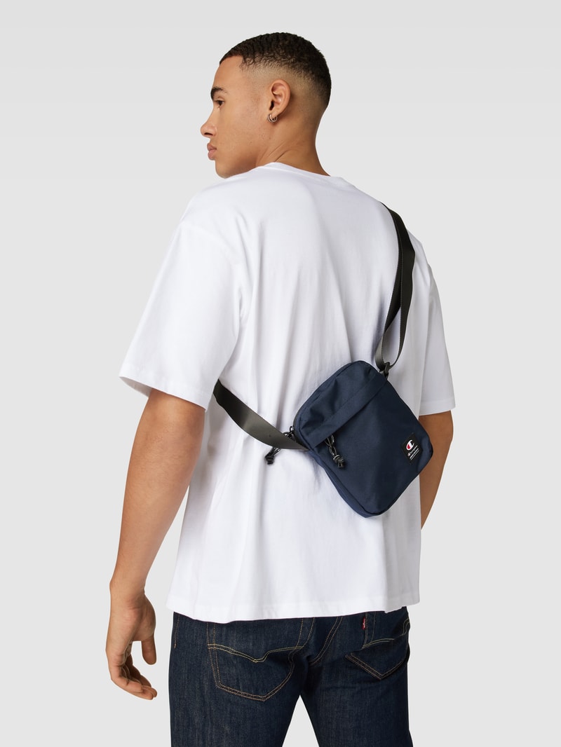 Crossbody Bag mit Label-Detail in marineblau
