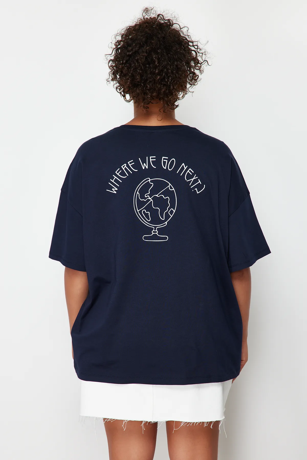 Trendyol Curve  Marineblaues Strick-T-Shirt mit Rundhalsausschnitt, 100 % Baumwolle, hinten bedruckt, entspannt/weit, entspannte Passform, TBBSS24BF00025