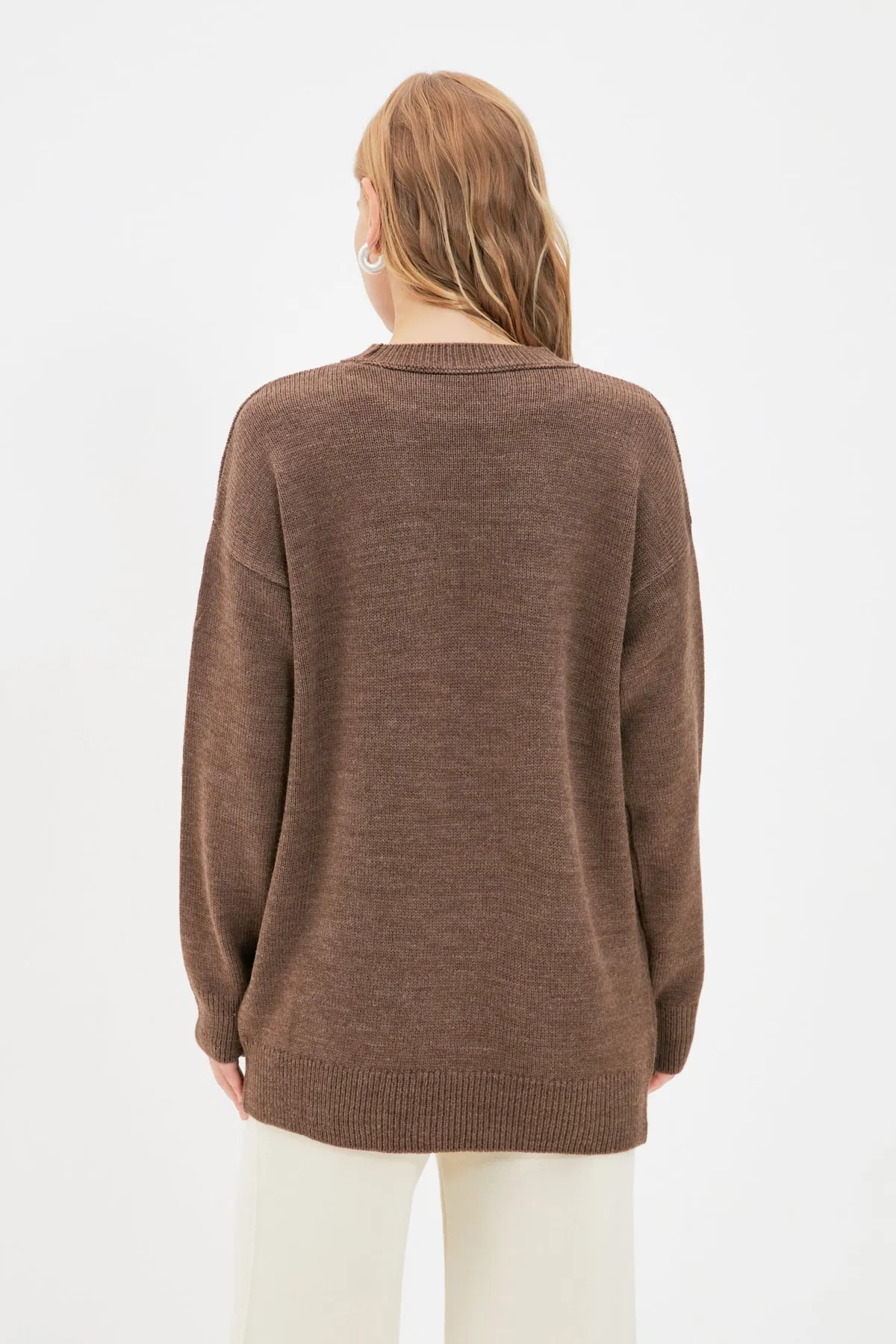 Trendyol Modest  Brauner Strickpullover mit hohem Kragen TCTAW22AK0045