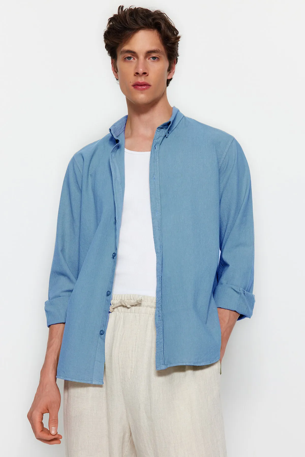 Trendyol Collection  Blaues Unisex-Hemd mit regulärer Passform aus 100 % Baumwolle und Leinenoptik TMNSS23GO00099
