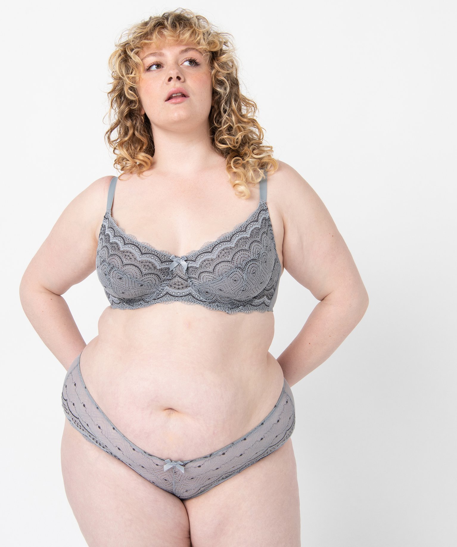 Soutien-gorge emboitant grande taille à armatures en dentelle gris | GEMO