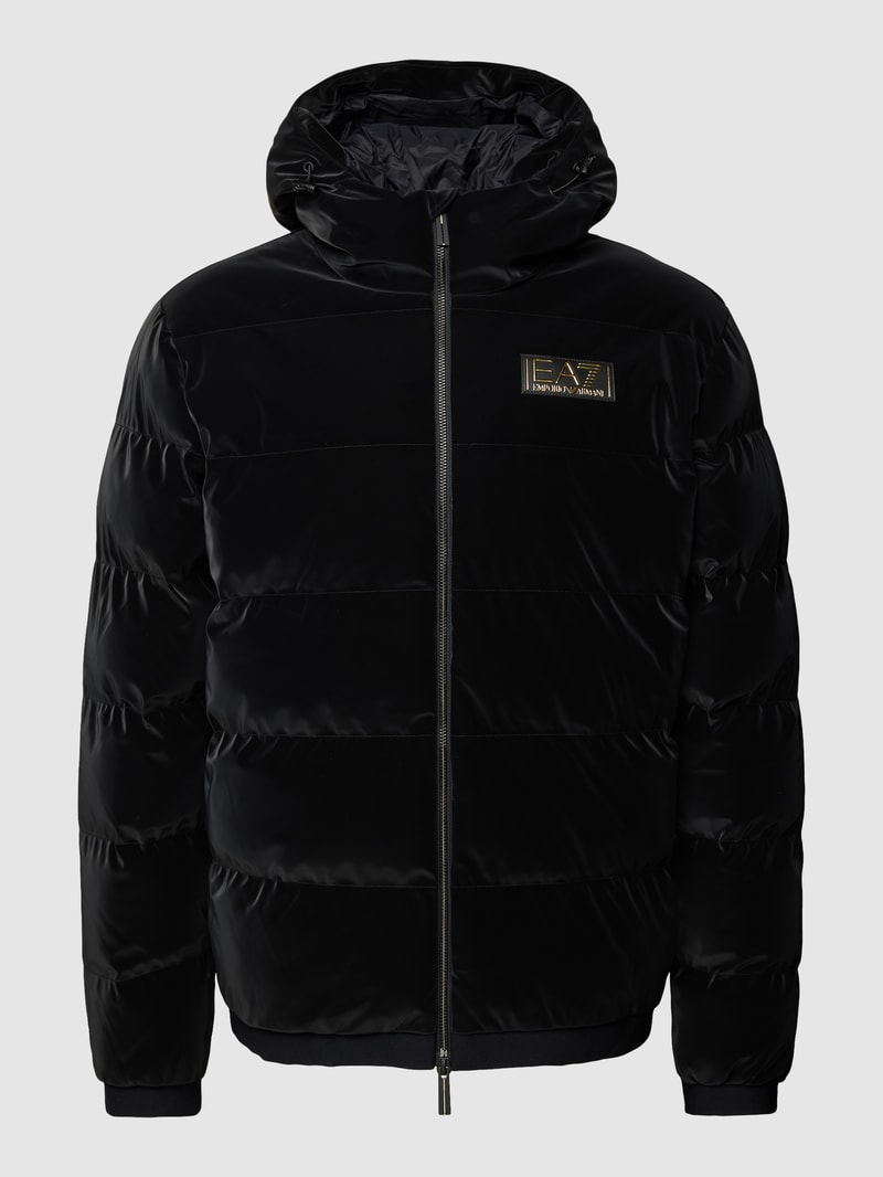 Steppjacke mit Label-Patch in schwarz