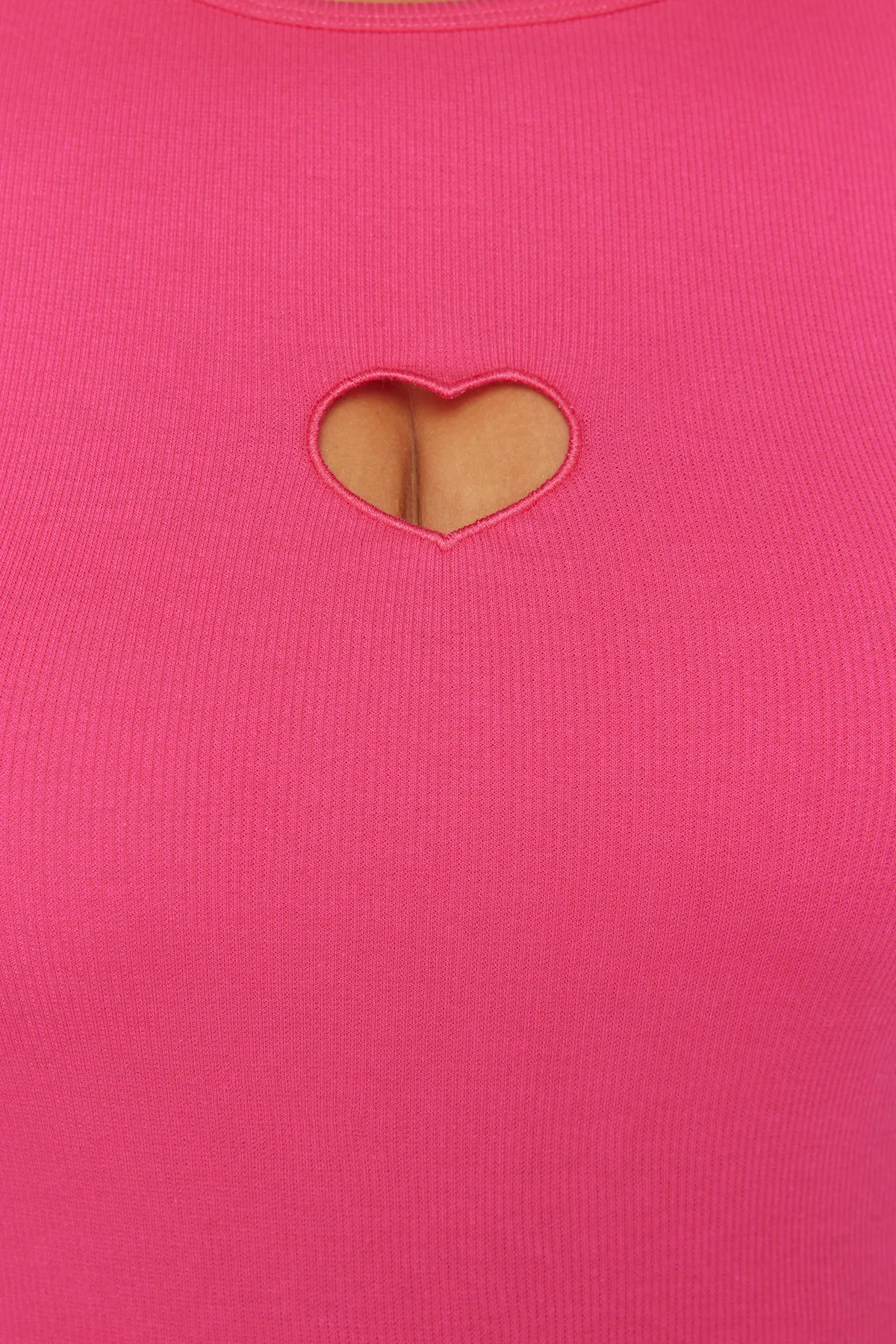 Trendyol Curve  Rosa T-Shirt aus Rippstrick mit Herzausschnitt und Cut-Out-Detail TBBSS24BF00006