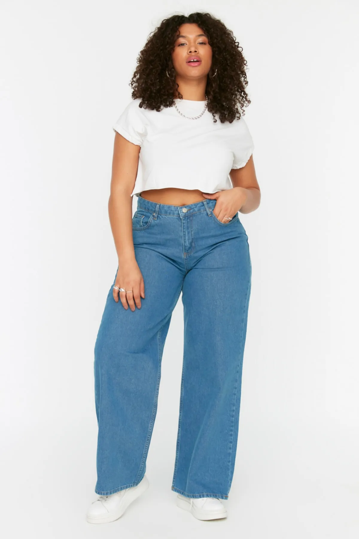 Trendyol Curve  Hellblaue, weit geschnittene Jeans mit hoher Taille TBSSS22JE0211