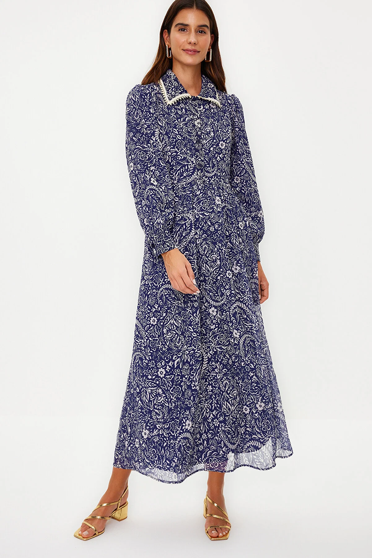Trendyol Modest  Blaues Kleid aus Chiffon mit Blumenkragen und detailliertem Futter TCTSS24EB00033