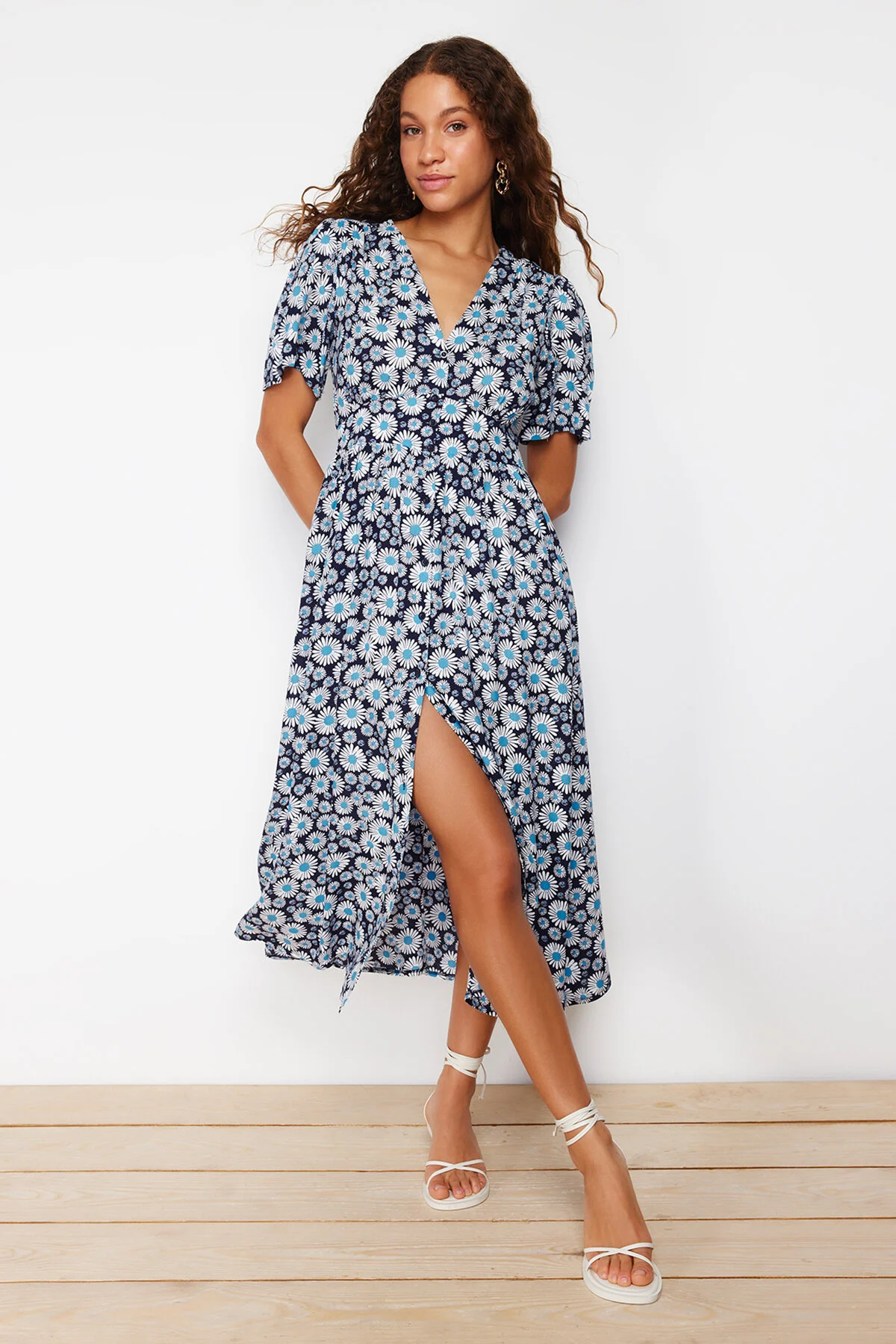 Trendyol Collection  Blaues, gewebtes Midi-Hemdkleid mit Blumenmuster und V-Ausschnitt TWOSS24EL00518