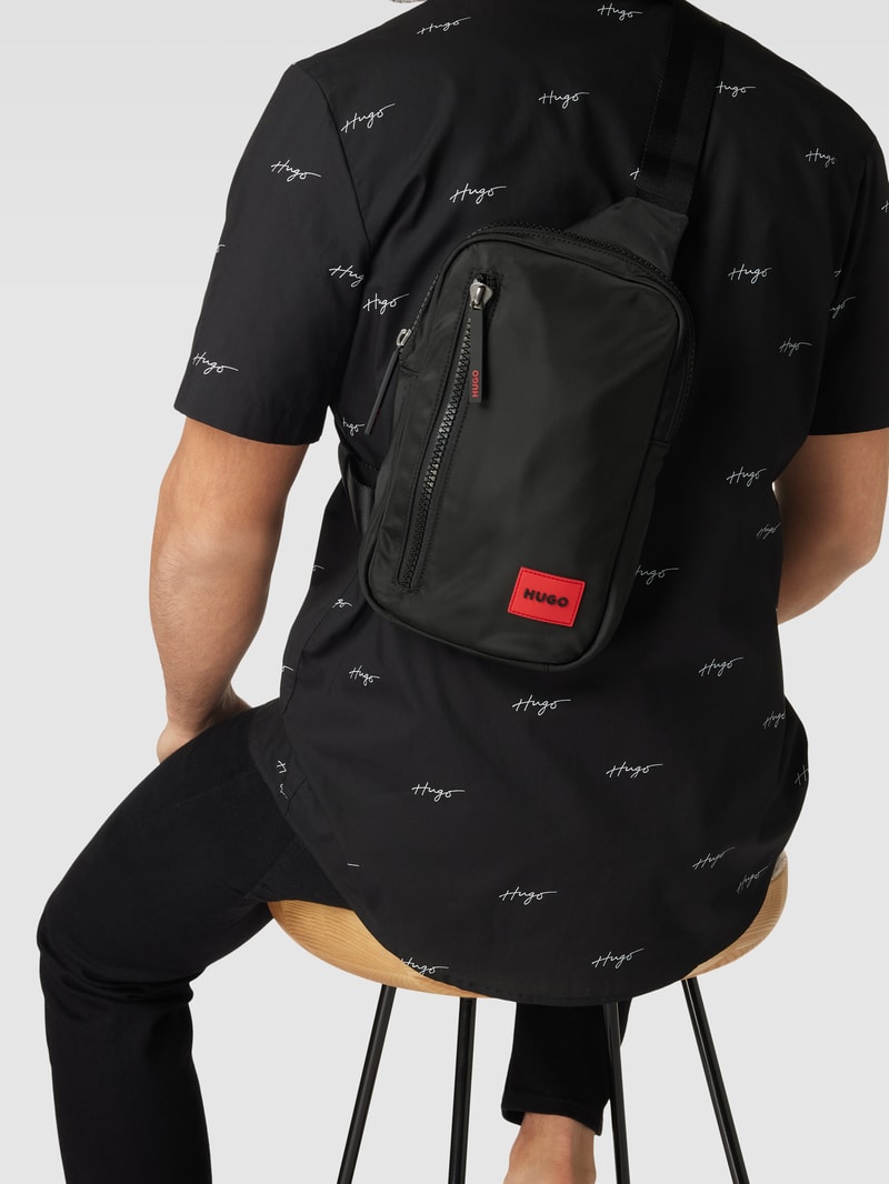 Umhängetasche mit Label-Patch Modell 'Ethon' in schwarz