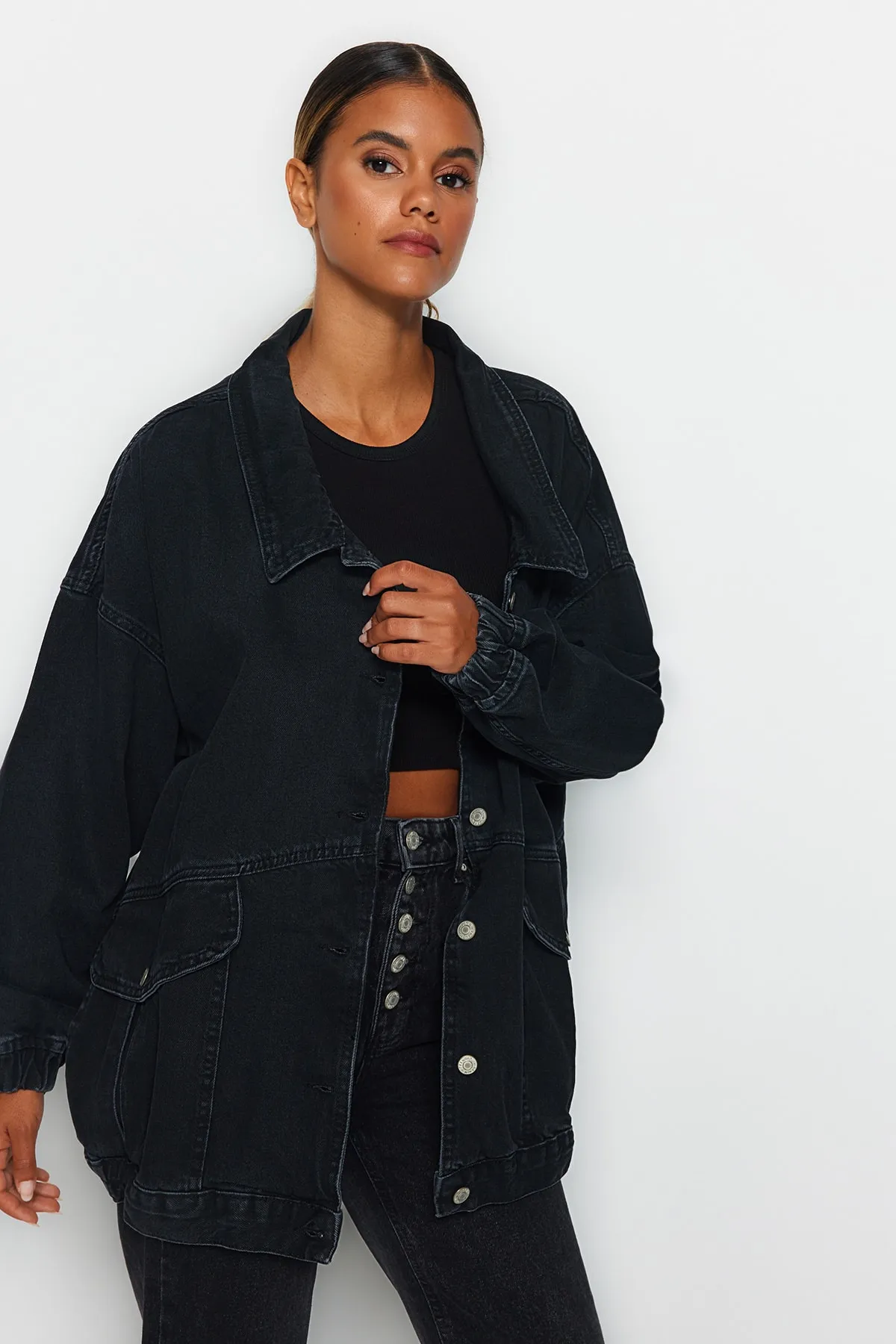 Trendyol Collection  Schwarze Oversize-Jeansjacke mit Taschendetail TWOSS21CE0289