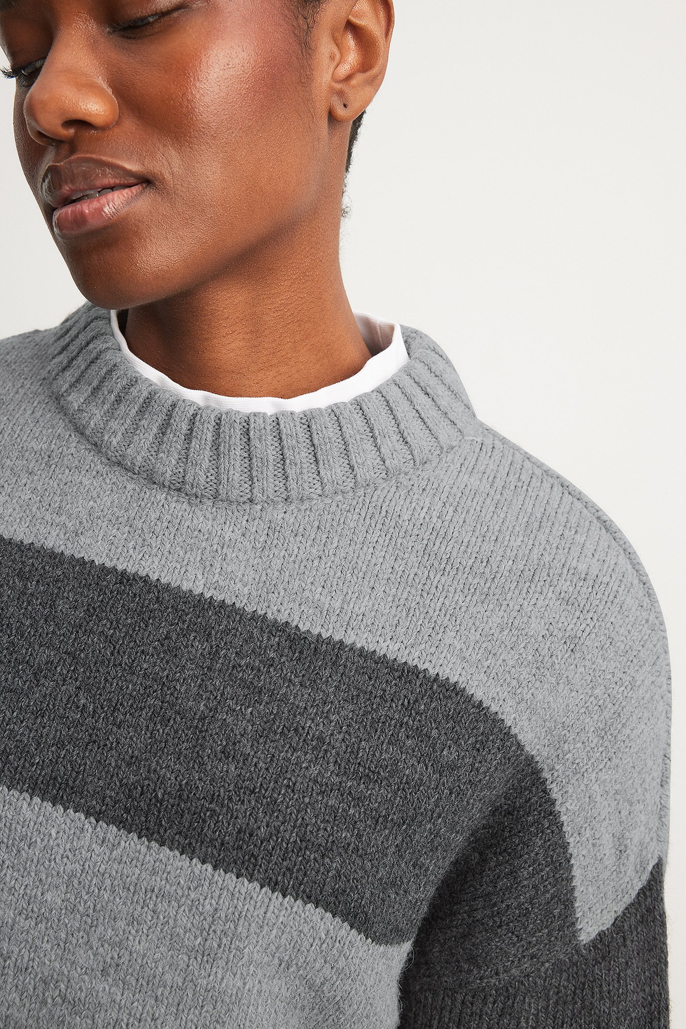 Gestreifter Strickpullover mit rundem Halsausschnitt
