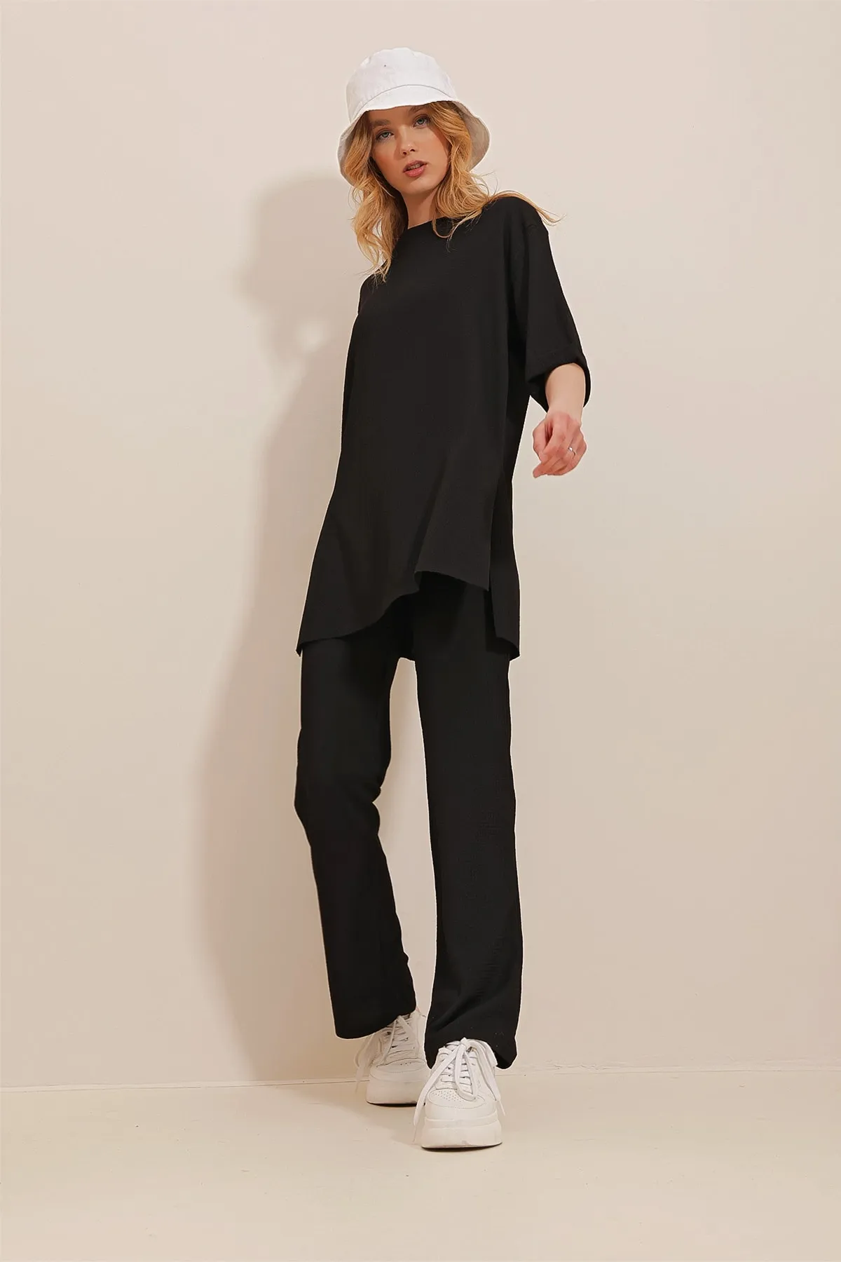 Trend Alaçatı Stili  Schwarzes Hosenset mit Rundhalsausschnitt, zwei Ärmeln und Seitenschlitzen für Damen ALC-X10015