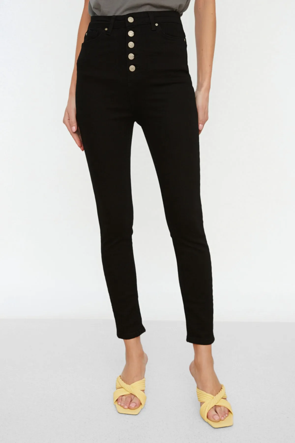 Trendyol Collection  Schwarze Skinny Jeans mit hoher Taille und Knopfleiste vorn TWOAW20JE0051