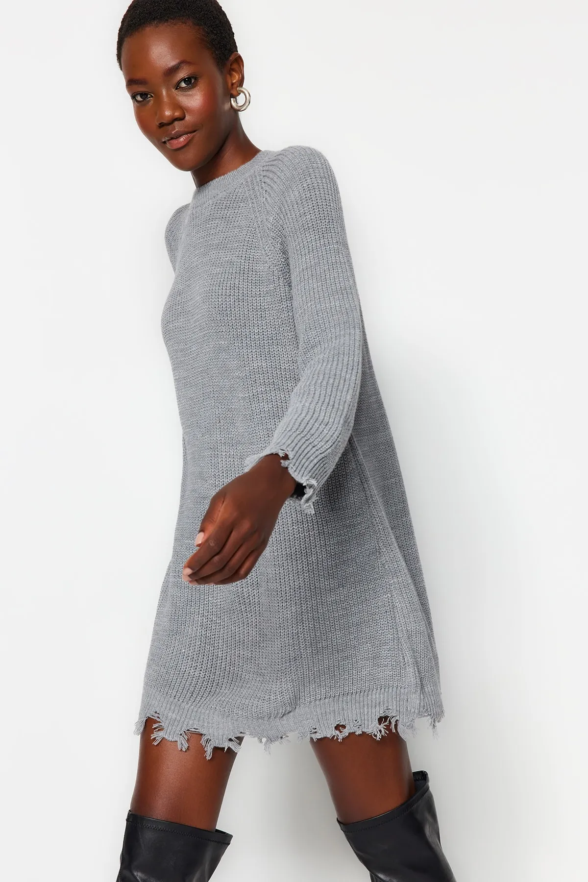 Trendyol Collection  Graues Mini-Strickkleid mit auslaufendem Detail und Raglanärmeln TWOAW24EL00113
