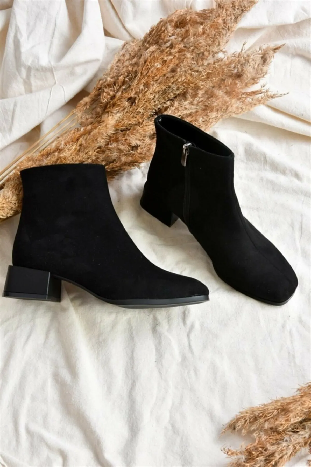 Fox Shoes  Schwarz/schwarze Wildleder-Damenstiefel mit kurzem Absatz L518090302