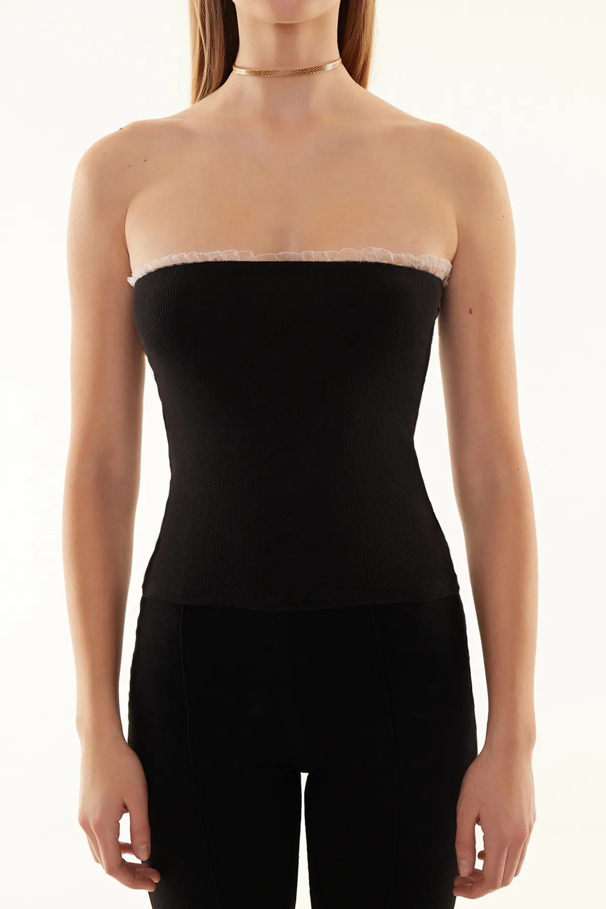 Trendyol Collection  Schwarze gerippte, trägerlose Bluse mit gewebtem Garn, taillierte Baumwolle, flexible, kurze Strickbluse TWOSS24BZ00361