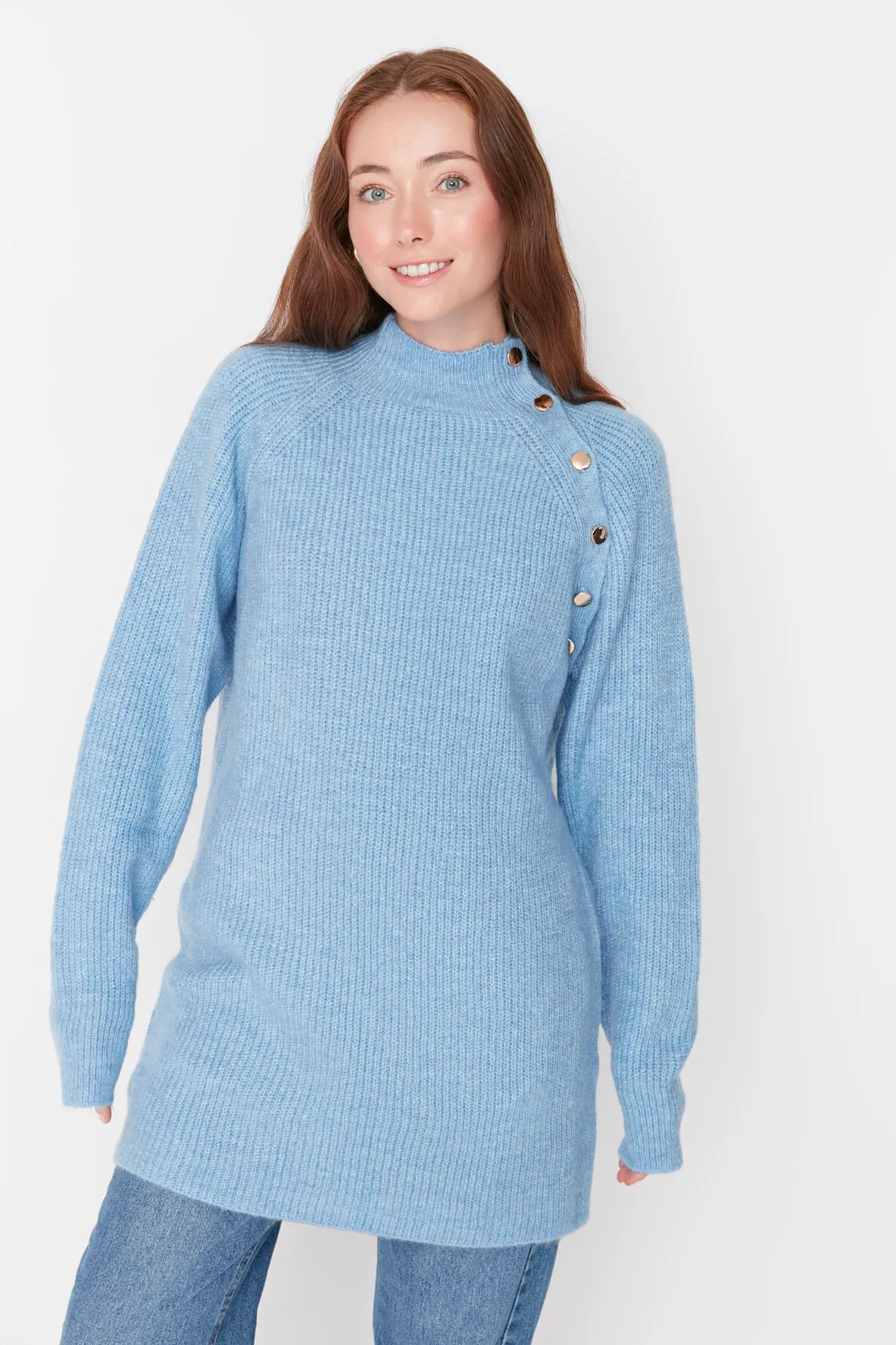 Trendyol Modest  Hellblauer Strickpullover mit Stehkragen und Knöpfen TCTAW23AK00011