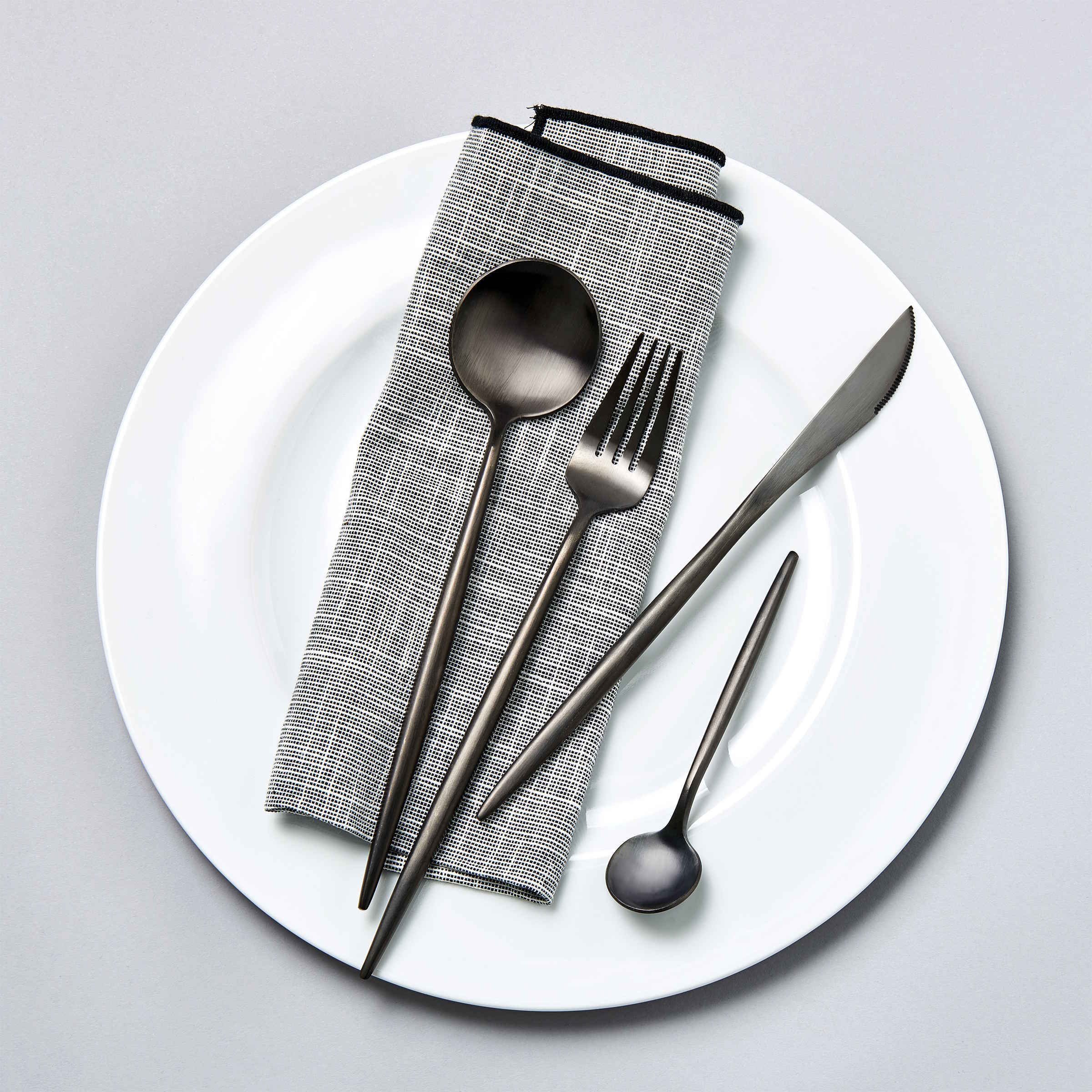 BUTLERS Besteck-Set STILETTO Besteck-Set 16-tlg. matt, 16-teiliges Besteck in Schwarz Matt aus Edelstahl