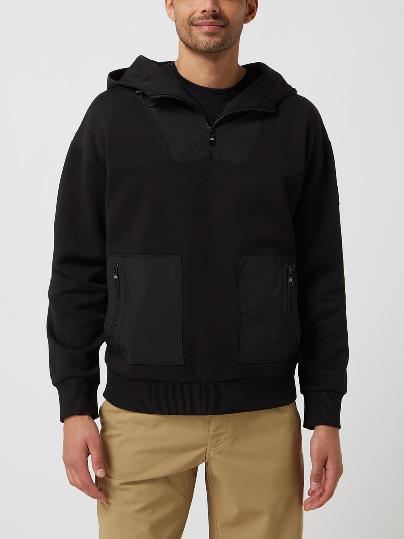Hoodie mit Reißverschlusstaschen in schwarz