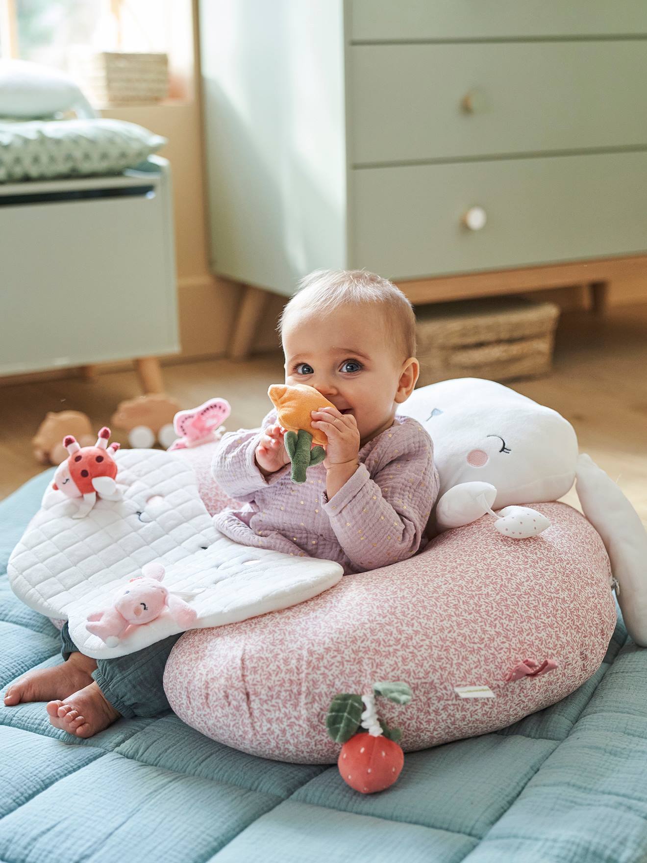 Vertbaudet Baby Activity-Kissen - weiß bedruckt/rosa welt