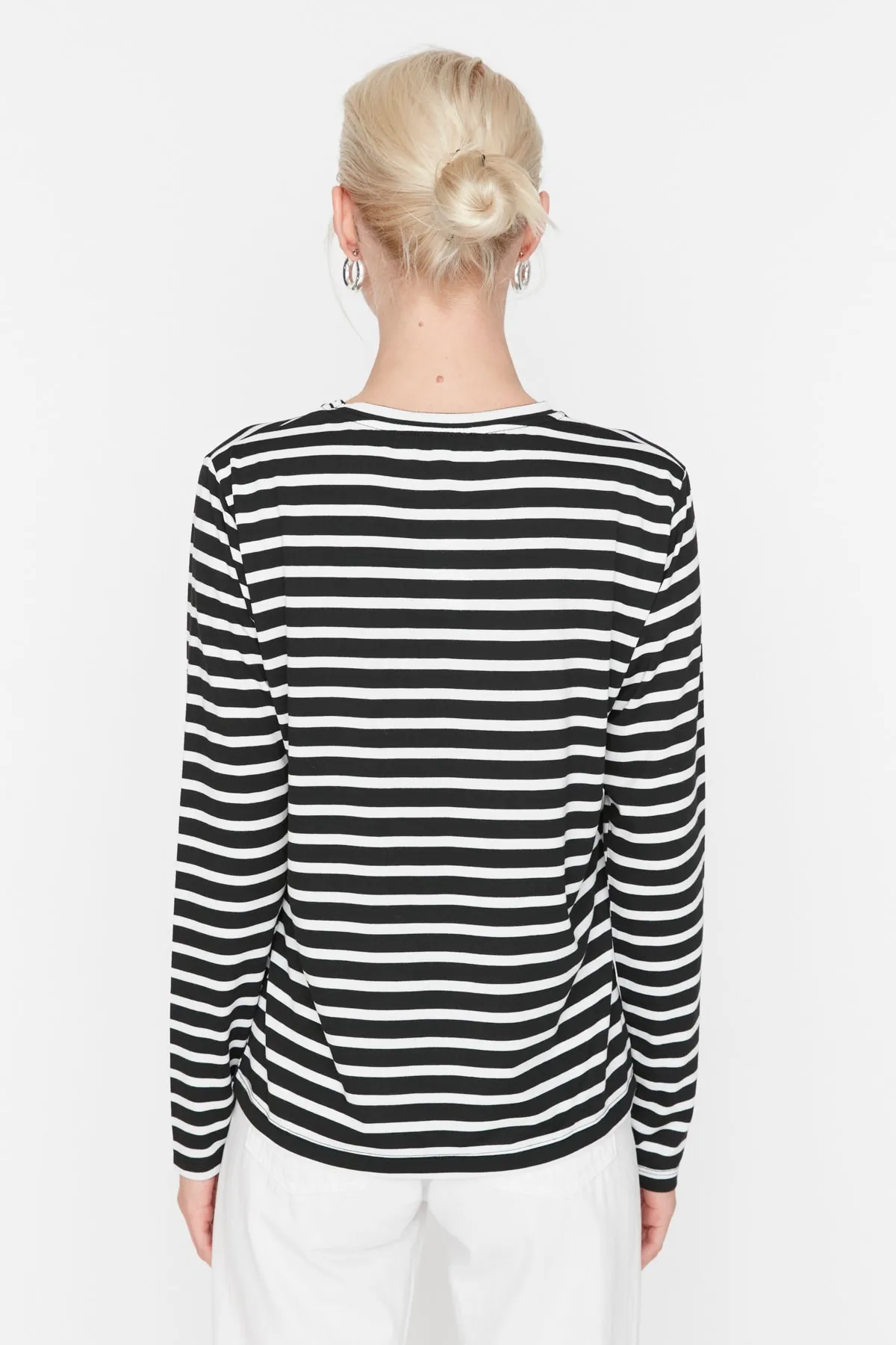 Trendyol Collection  Schwarz gestreiftes Basic-Strick-T-Shirt mit normalem/normalem Muster und Rundhalsausschnitt TWOAW23TS00002