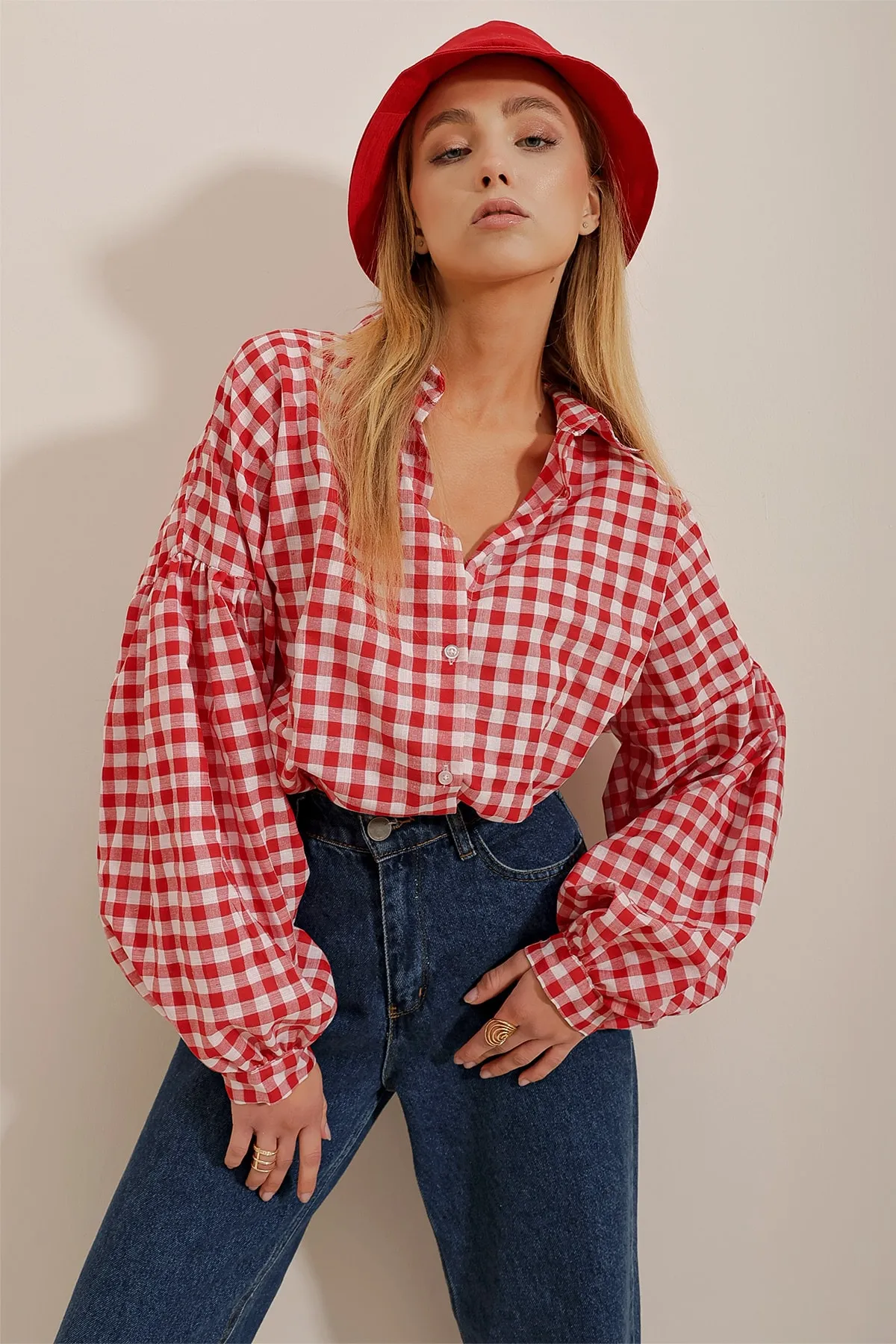 Trend Alaçatı Stili  Damen Oversize Viskose-Hemd mit rotem Nagelpolka-Muster und Ballonärmeln ALC-X6656