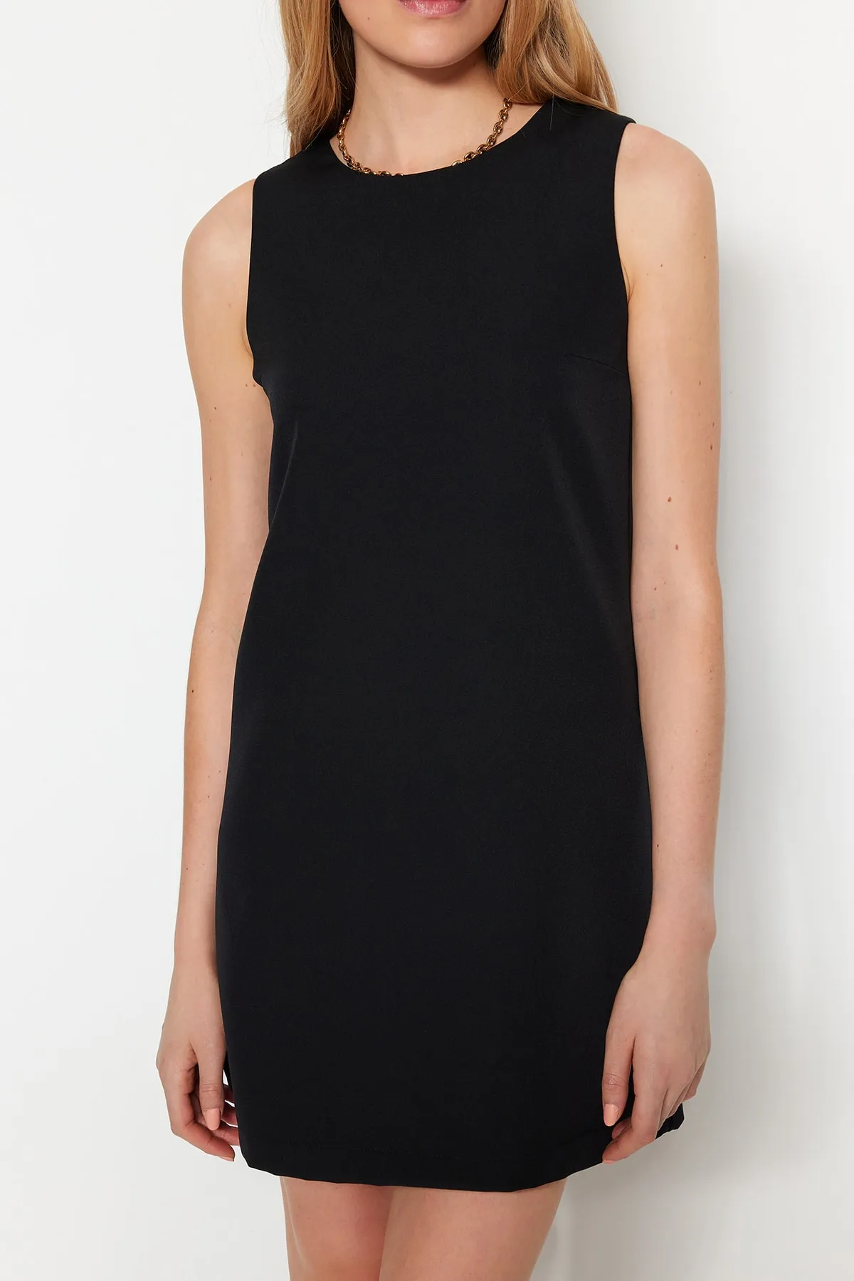 Trendyol Collection  Schwarzes, gerade geschnittenes, ärmelloses Mini-Webkleid mit Rundhalsausschnitt TWOSS19FG0063