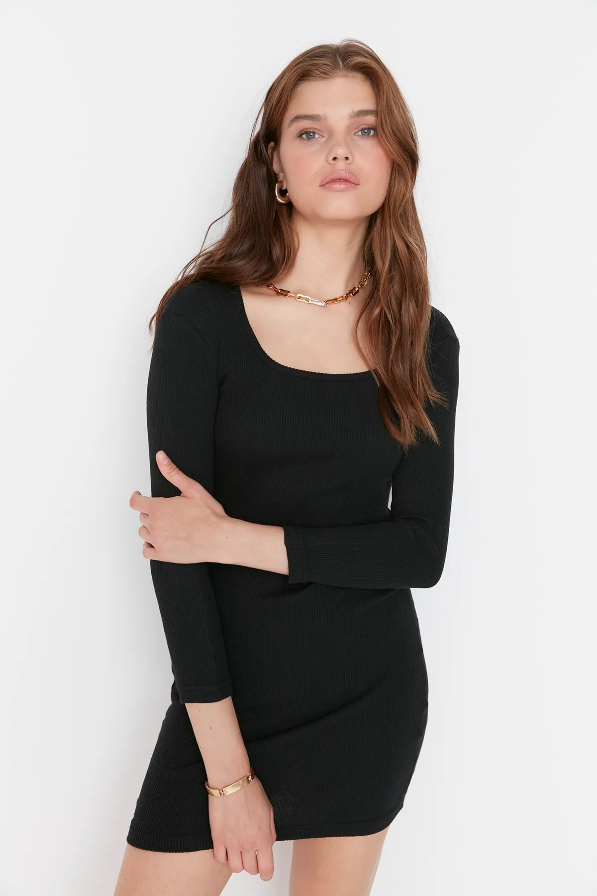 Trendyol Collection  Schwarzes, figurbetontes, geripptes, elastisches Mini-Strickkleid mit Schlitz und Rundhalsausschnitt TWOAW21EL0135