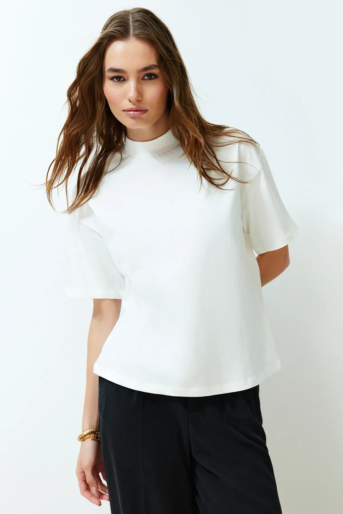 Trendyol Collection  Weißes Strick-T-Shirt aus 100 % Baumwolle mit Stehkragen und dreiviertellangen Ärmeln TWOSS24TS00074